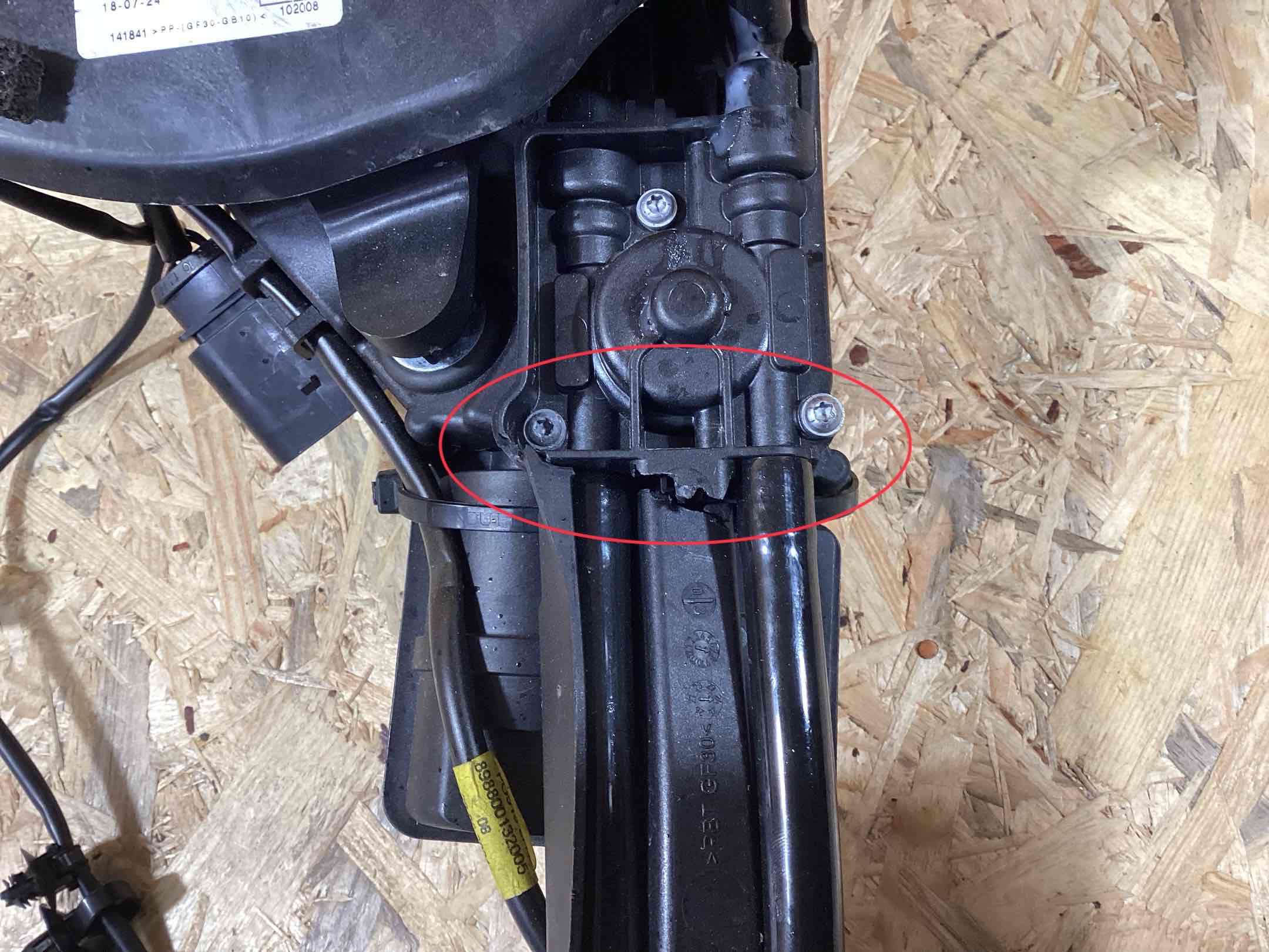 Аккумуляторная батарея, конвертор, проводка, крепление и др. Porsche Taycan 080426-109