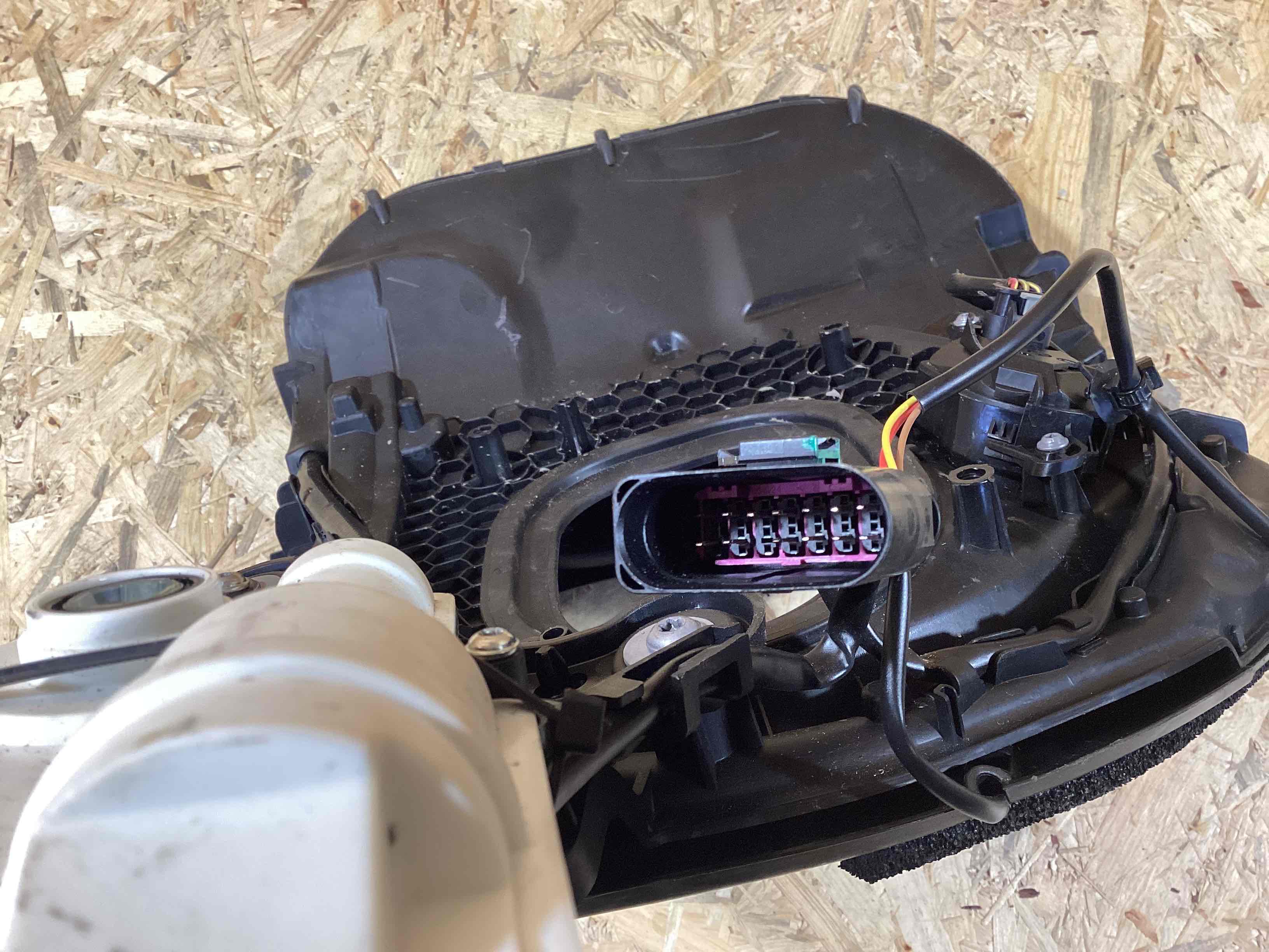 Аккумуляторная батарея, конвертор, проводка, крепление и др. Porsche Taycan 080426-109