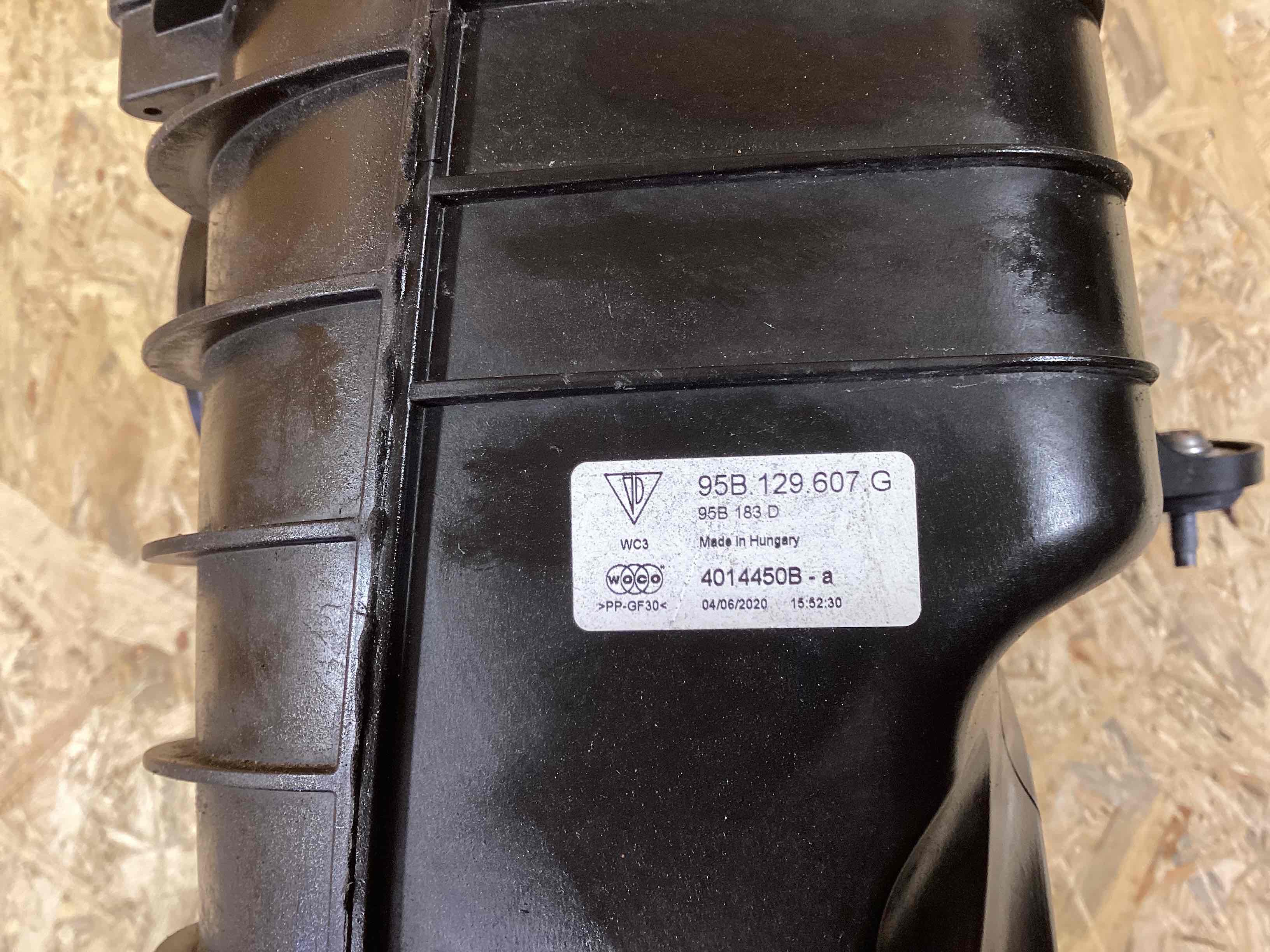 Корпус воздушного фильтра Porsche Macan 080426-110