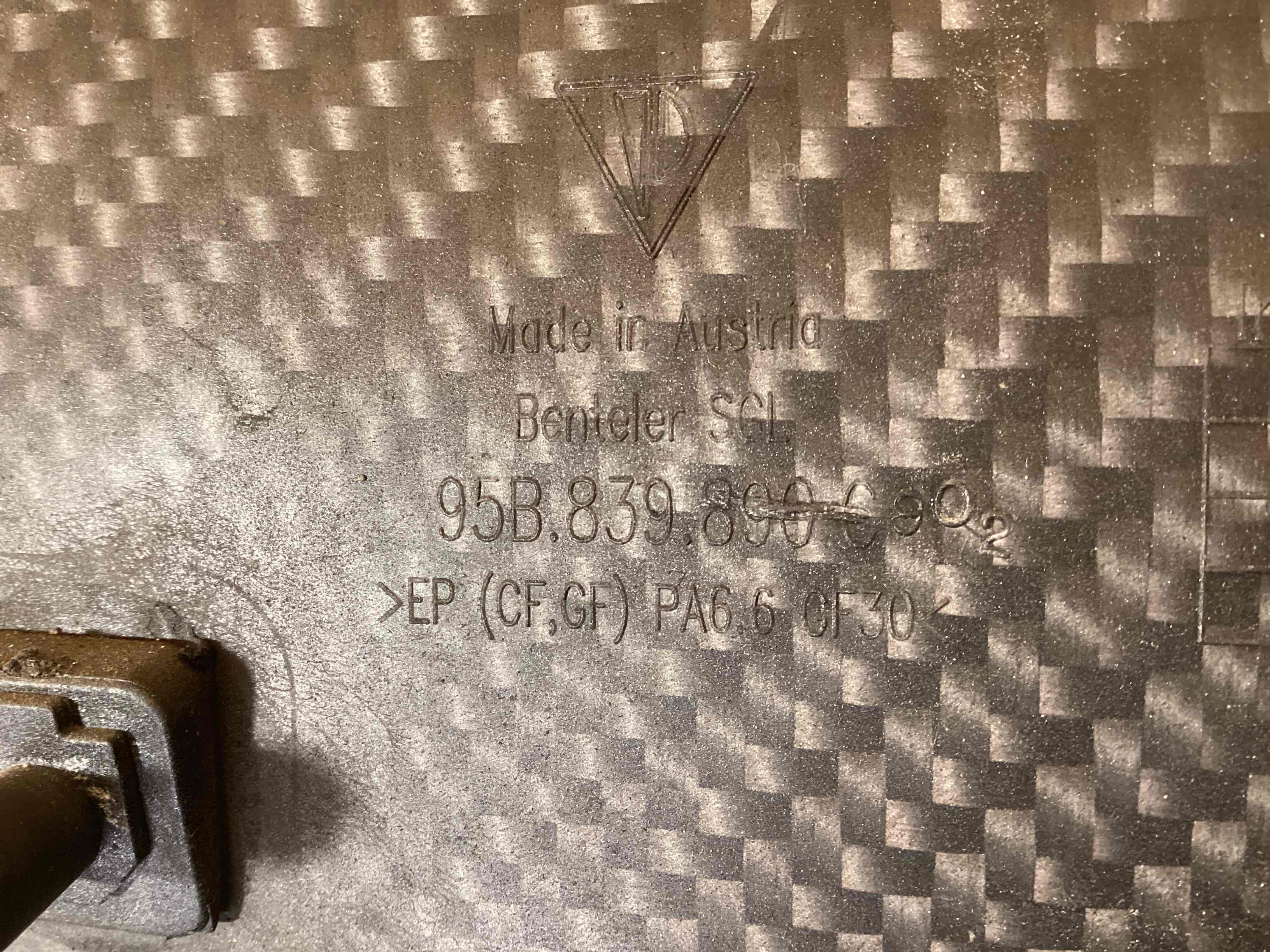 Молдинг двери задней правой Porsche Macan 081025-102