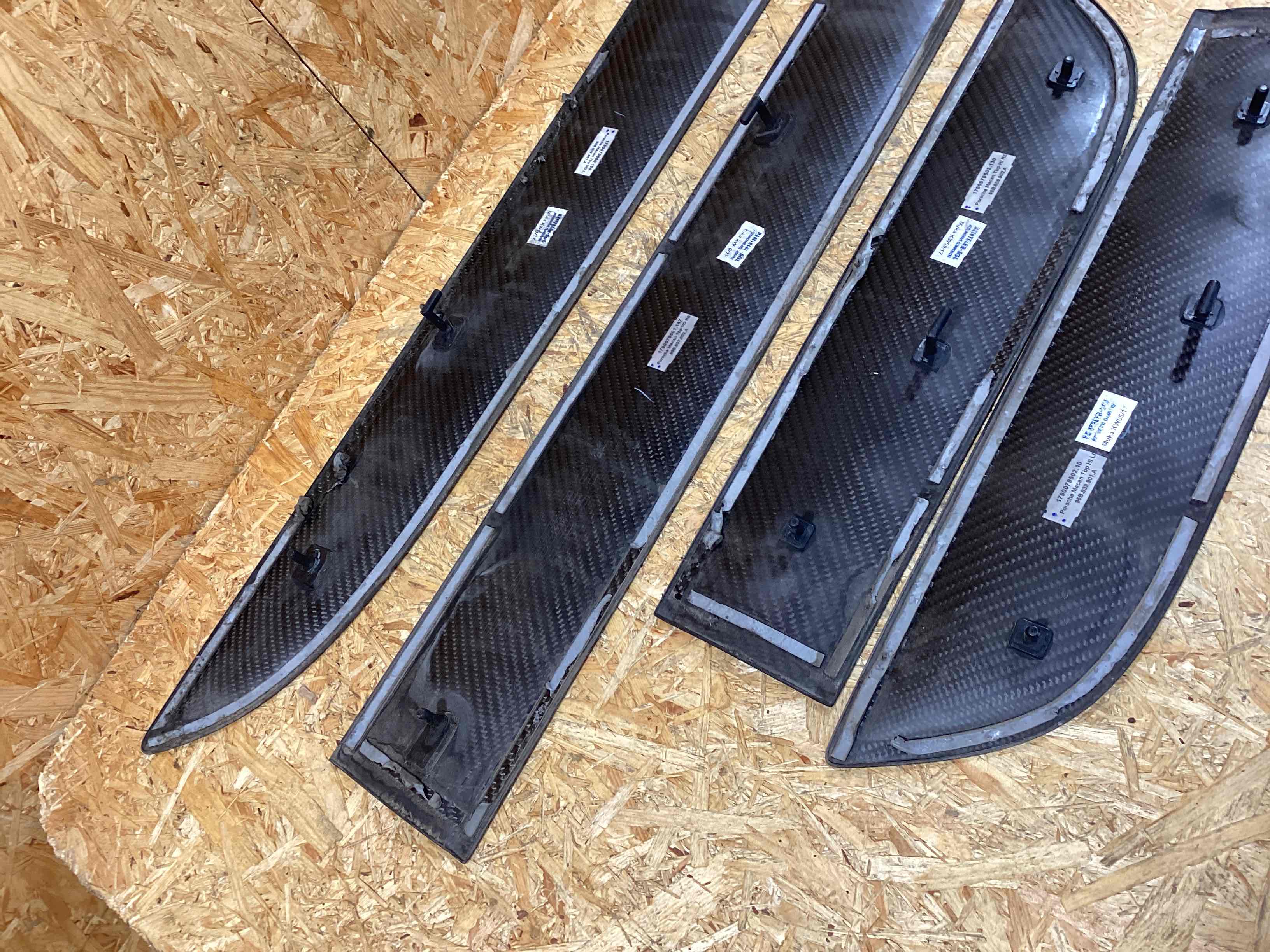 Молдинг двери передней левой Porsche Macan 081025-103