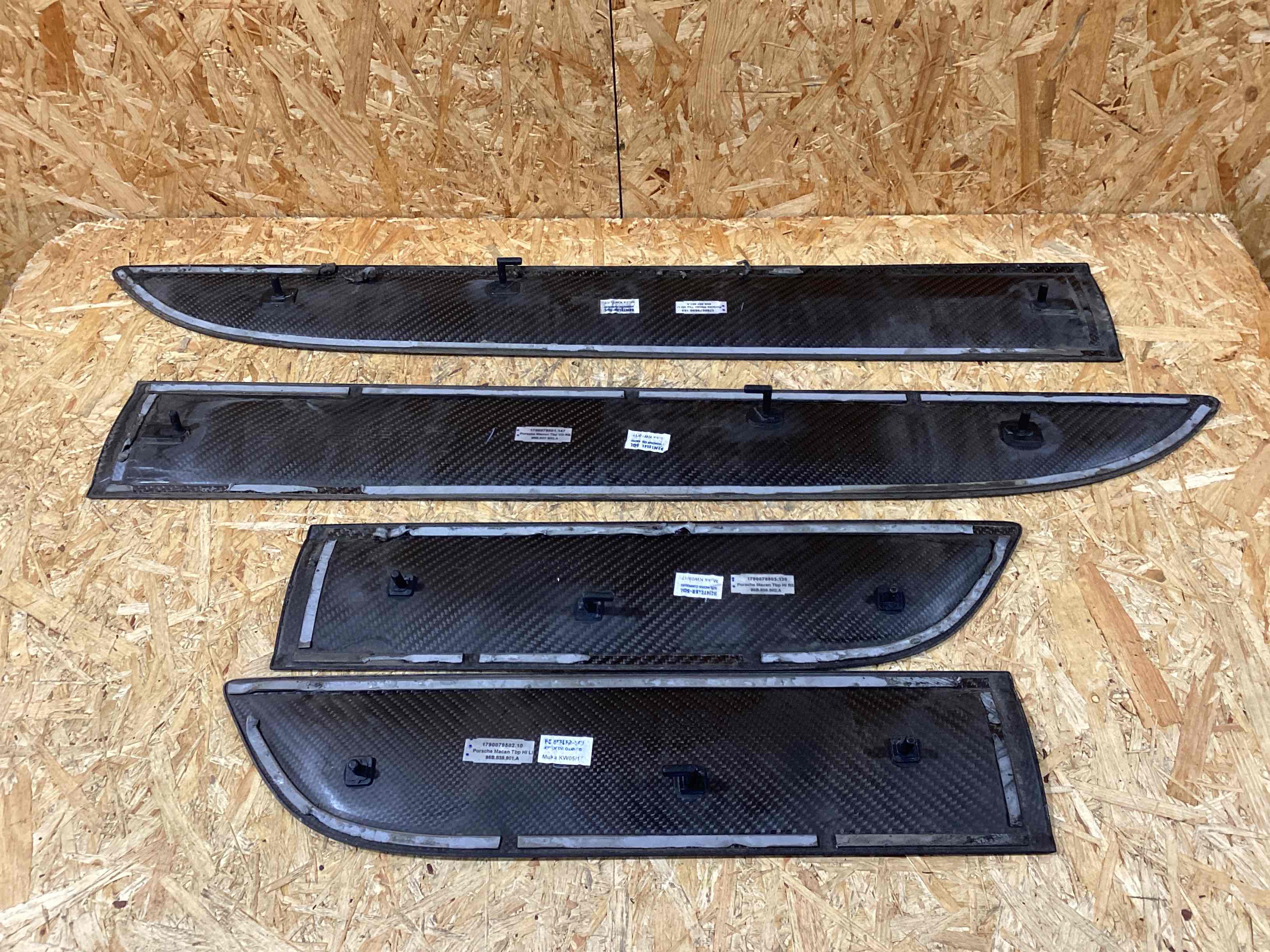 Молдинг двери передней левой Porsche Macan 081025-103