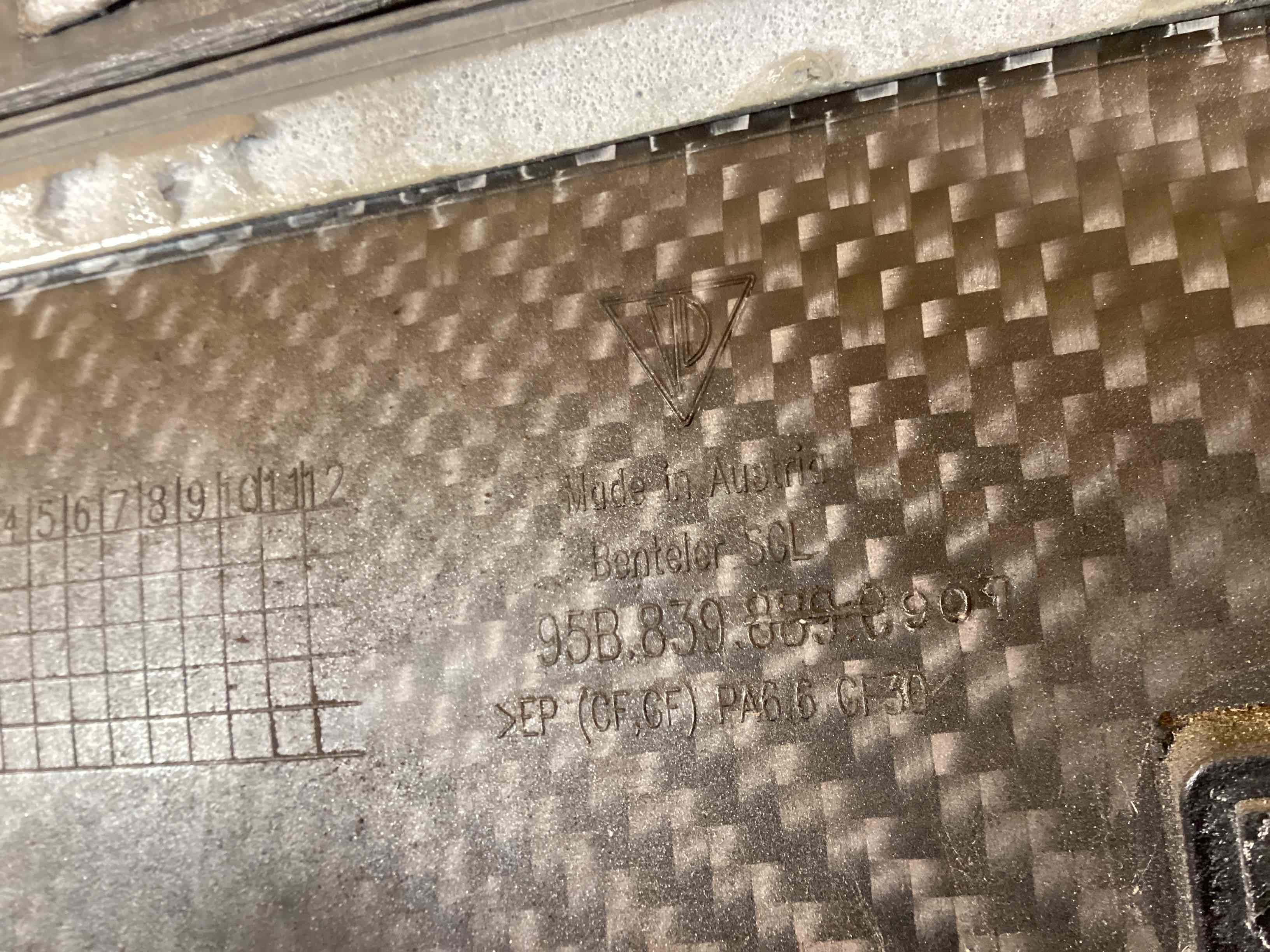 Молдинг двери передней левой Porsche Macan 081025-103