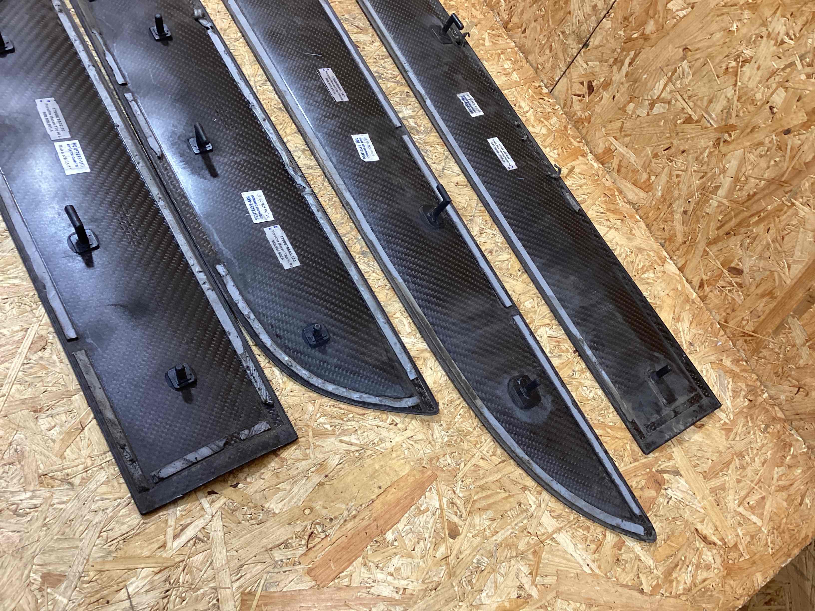 Молдинг двери передней левой Porsche Macan 081025-103