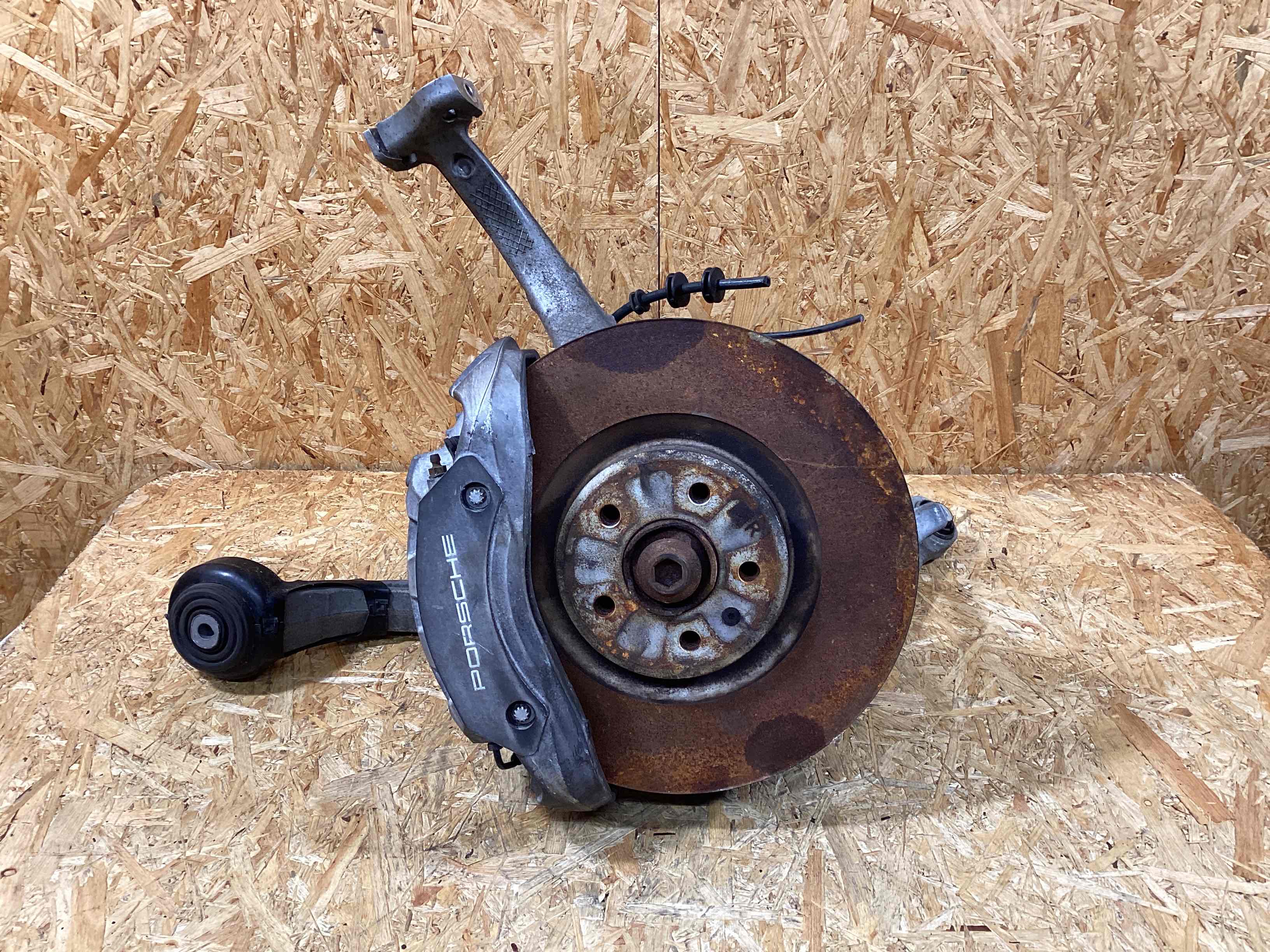 Кулак поворотный правый Porsche Macan 081025-106