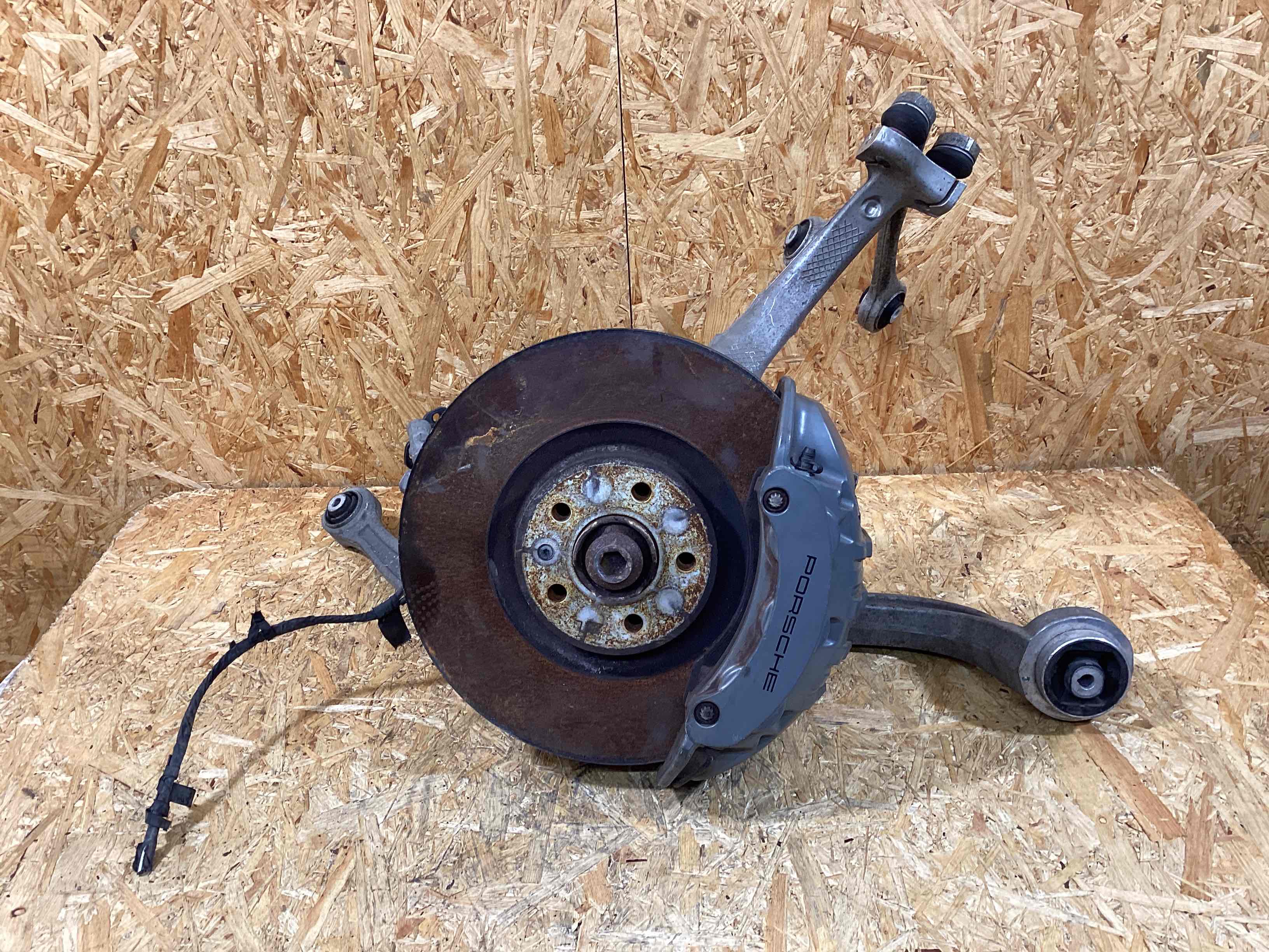 Кулак поворотный левый Porsche Macan 081025-107