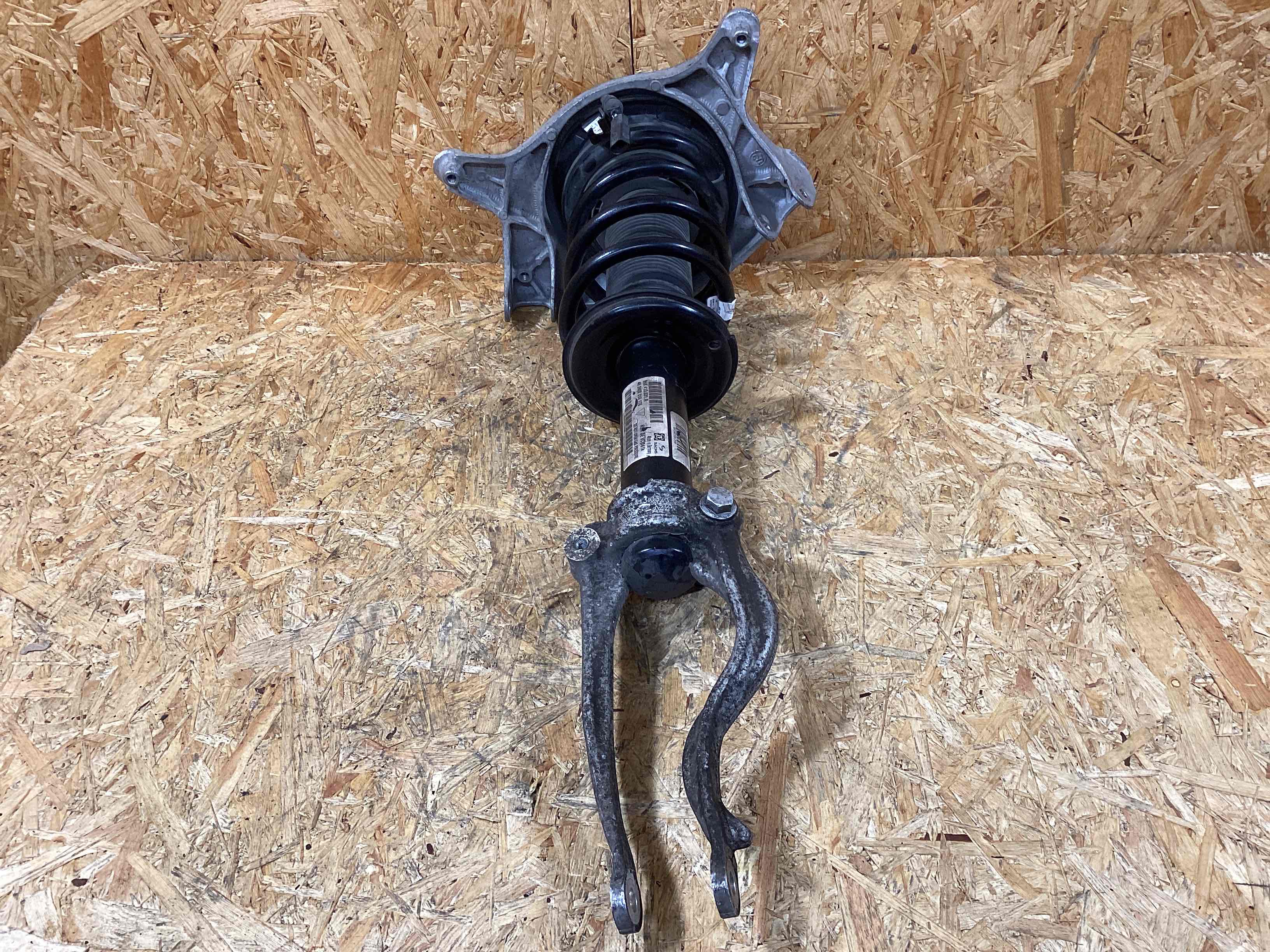 Амортизатор передний левый Porsche Macan 081025-119