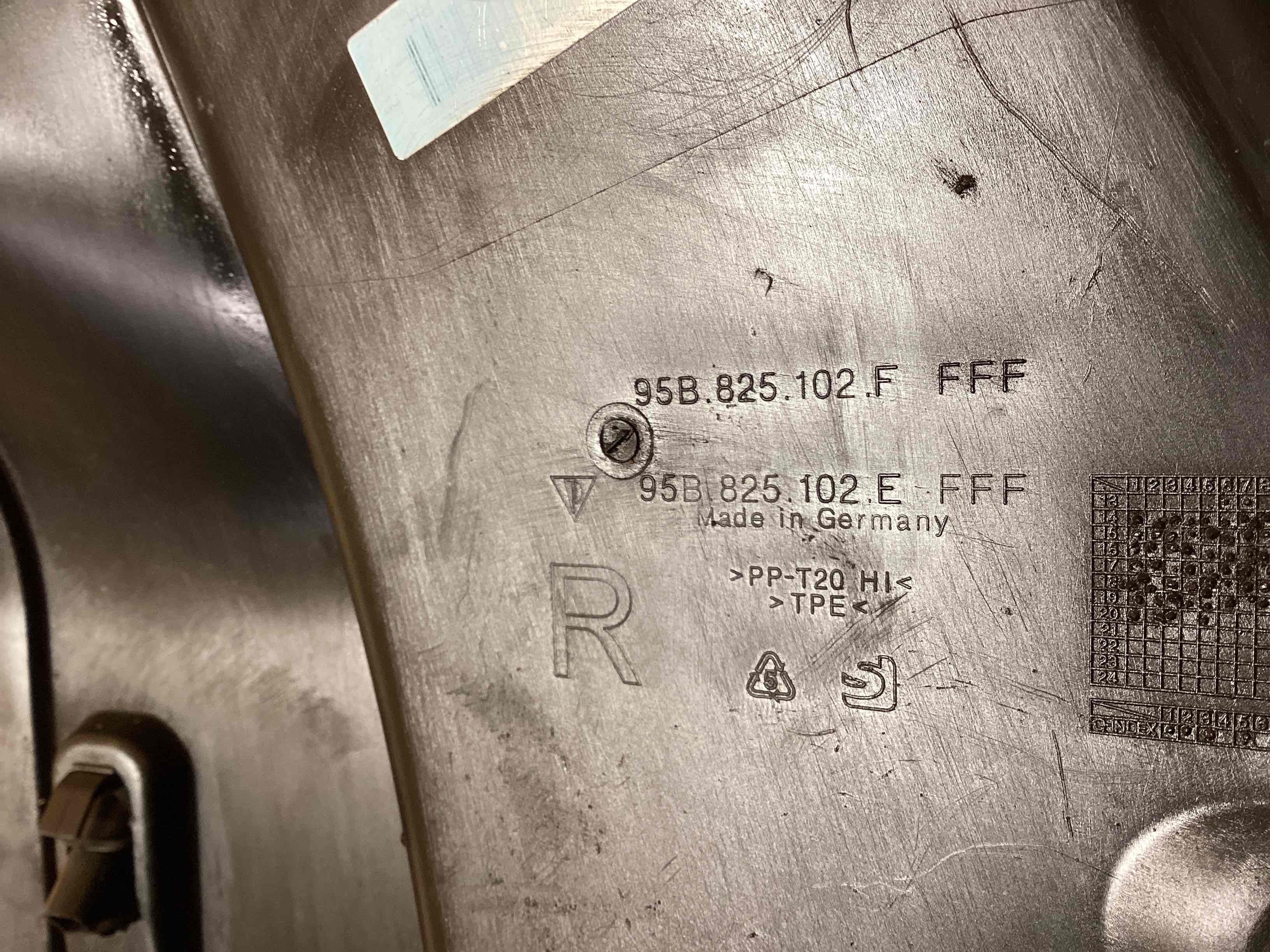 Защита арок передняя правая (подкрылок) Porsche Macan 081025-123