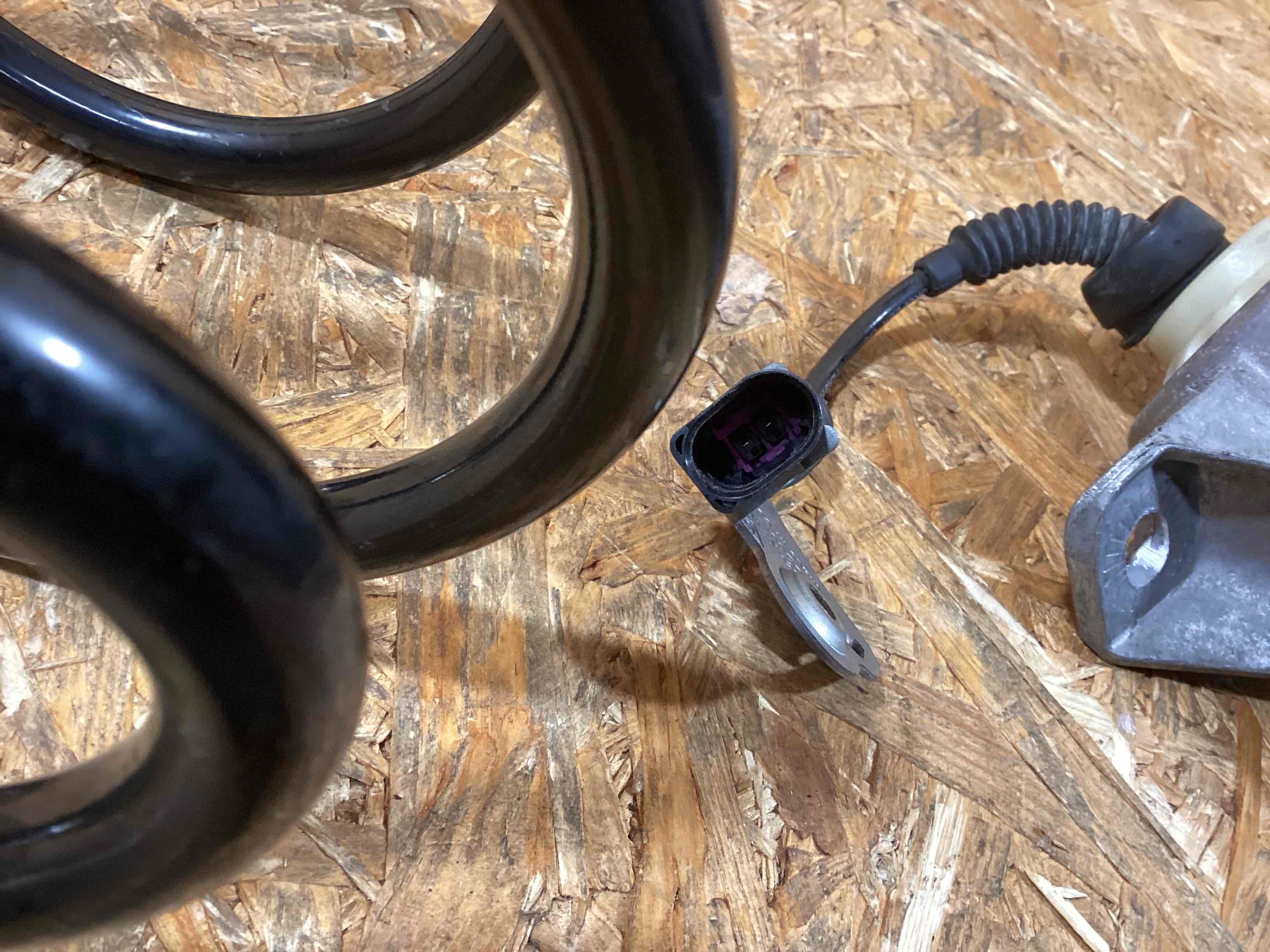 Амортизатор задний Porsche Macan 090126-106