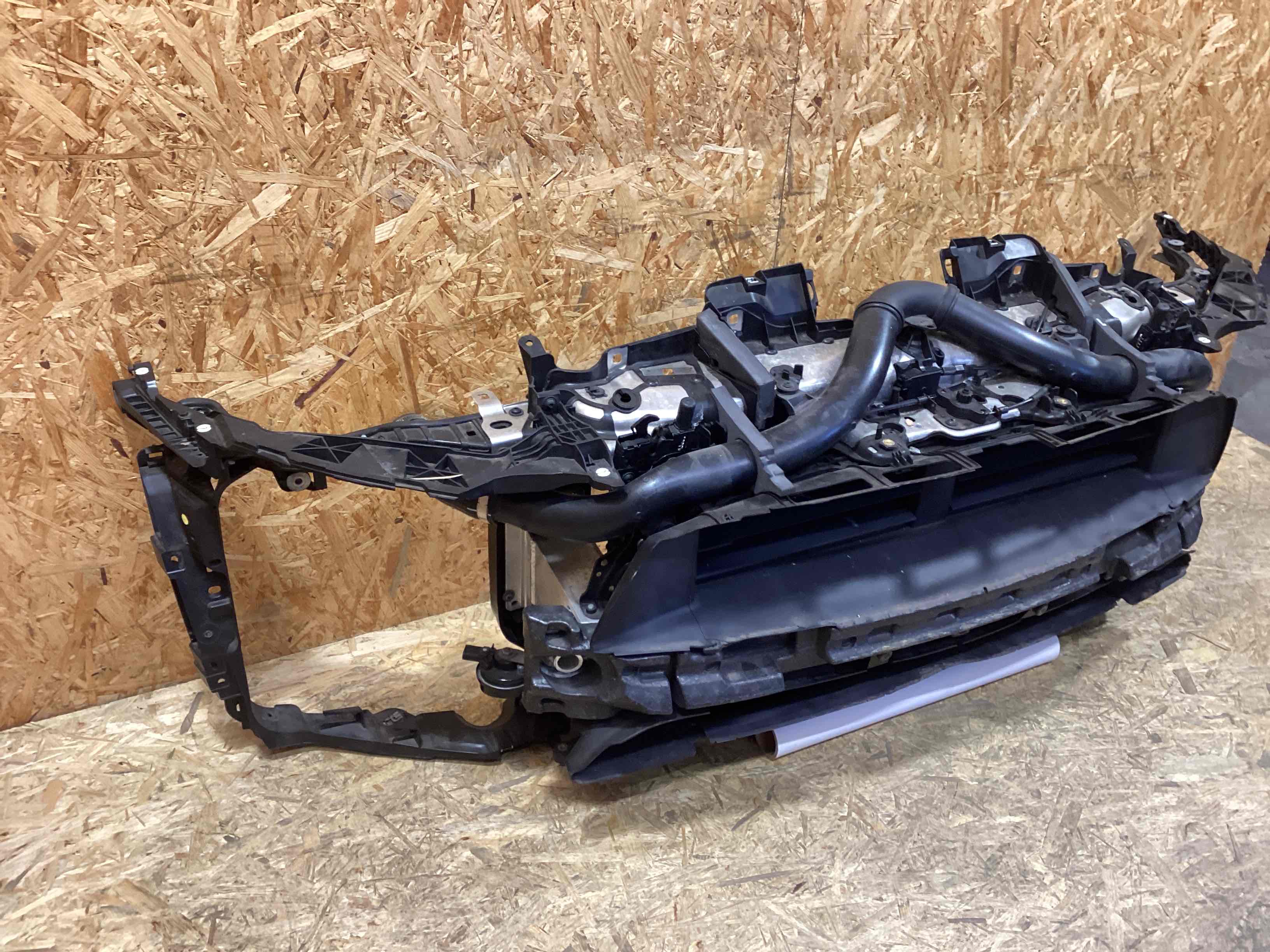 Передняя панель крепления облицовки (телевизор) Porsche Macan 090226-101