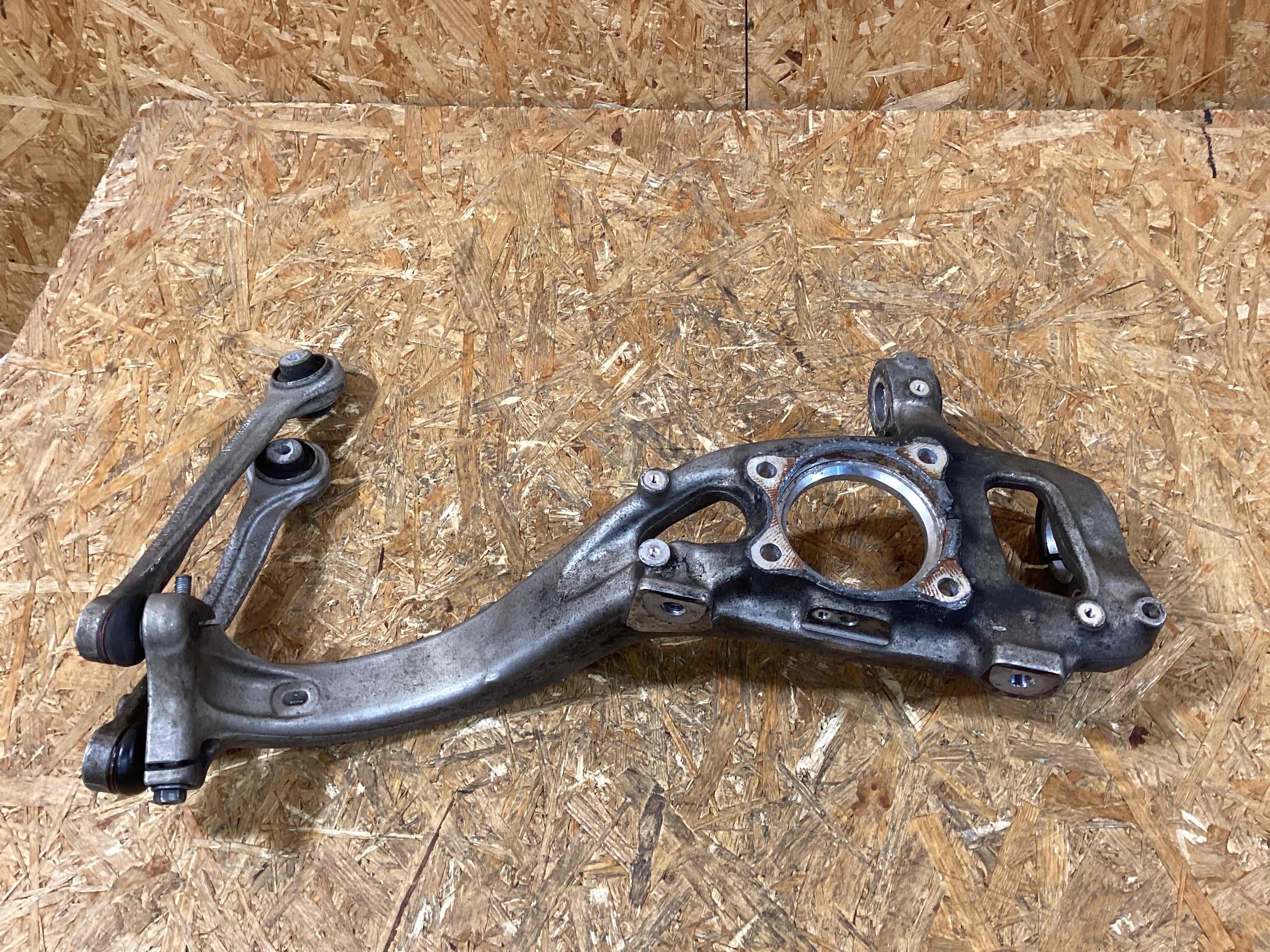 Кулак поворотный правый Porsche Cayenne 090226-104