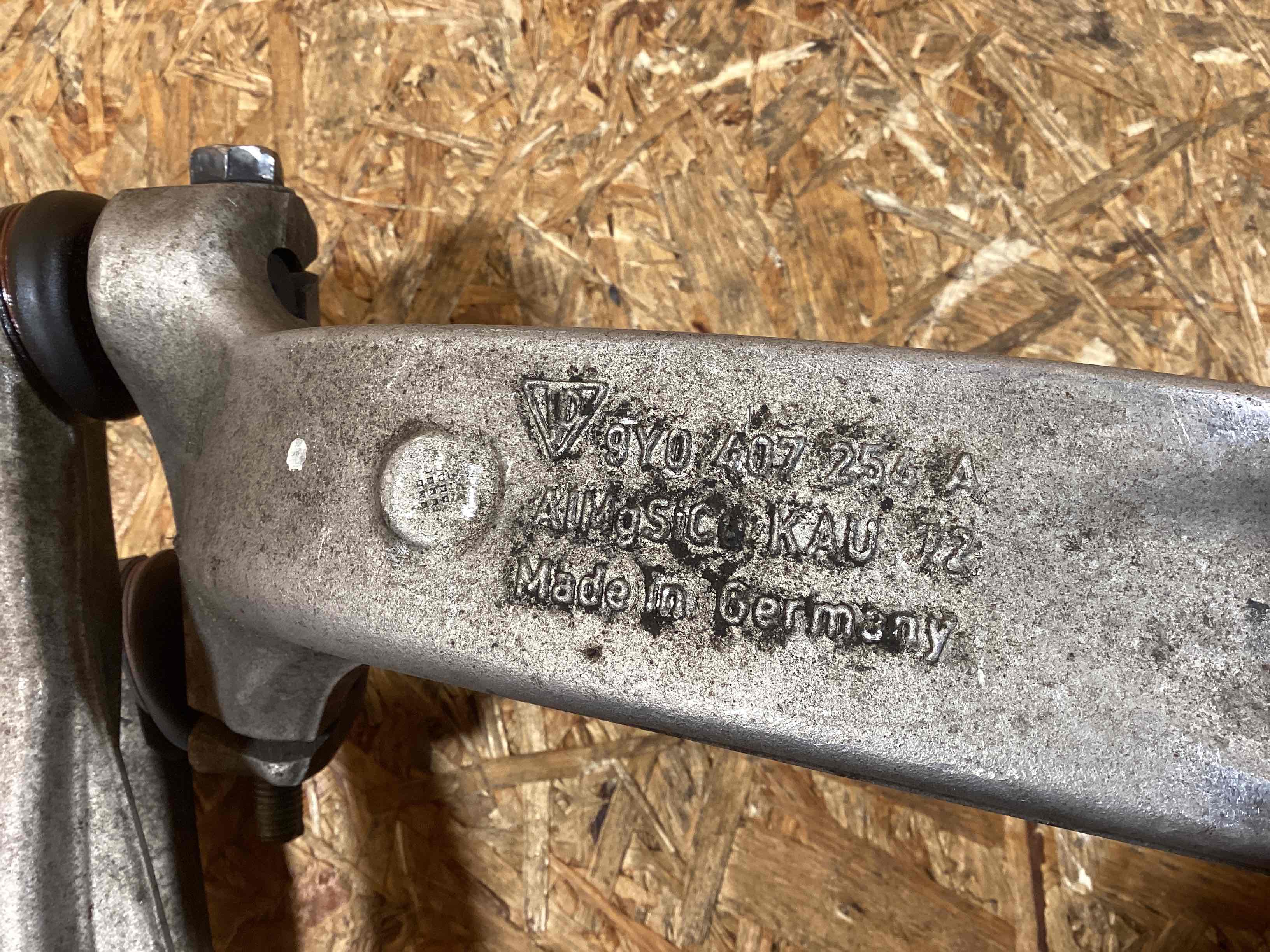 Кулак поворотный правый Porsche Cayenne 090226-104