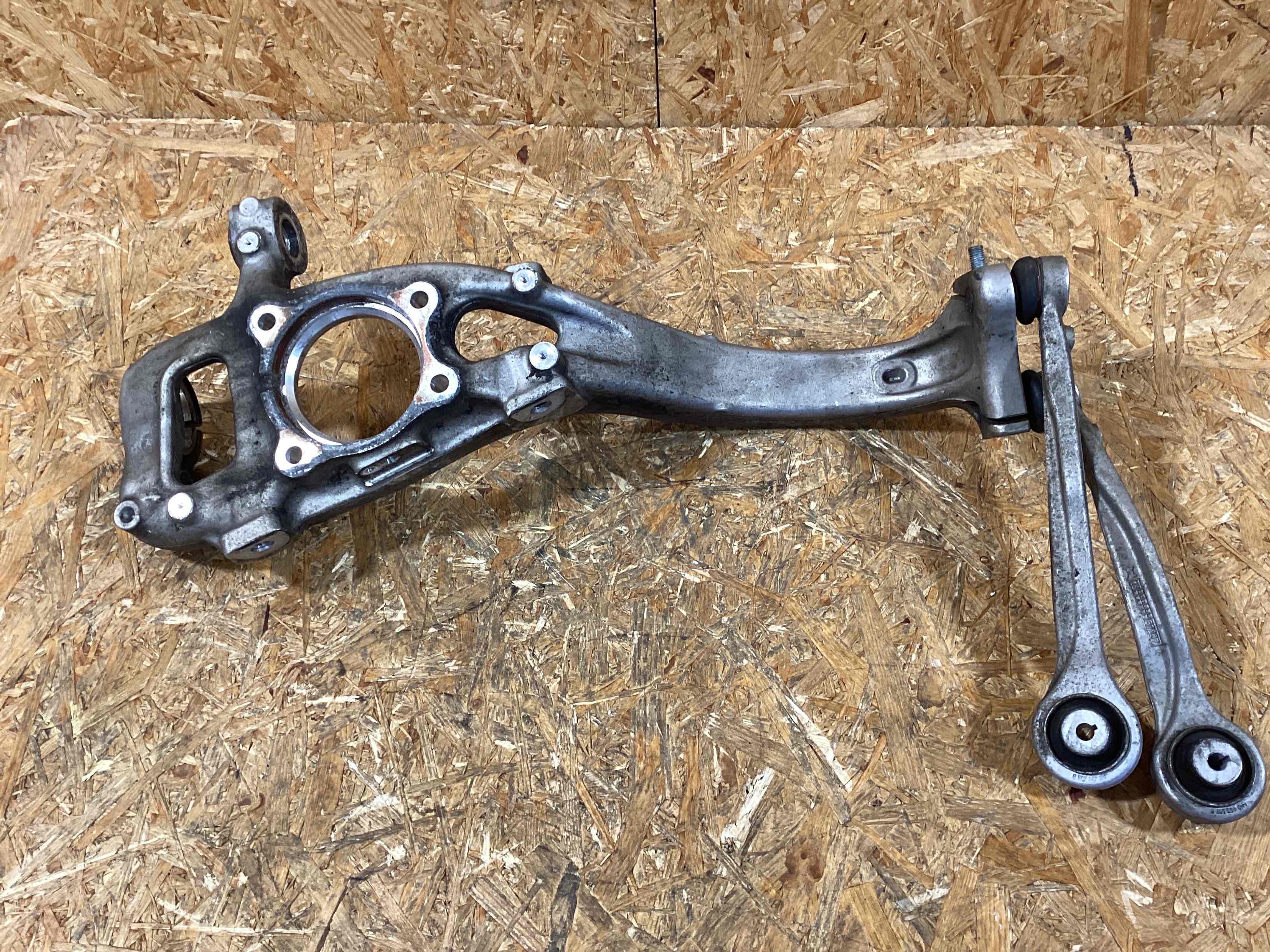 Кулак поворотный левый Porsche Cayenne 090226-105