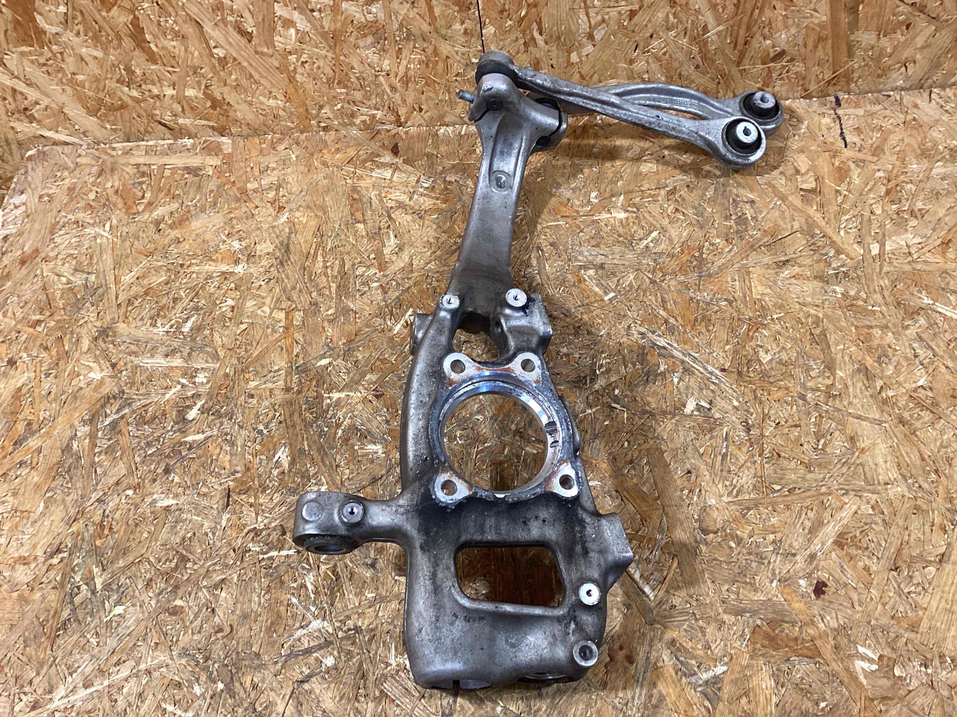 Кулак поворотный левый Porsche Cayenne 090226-105