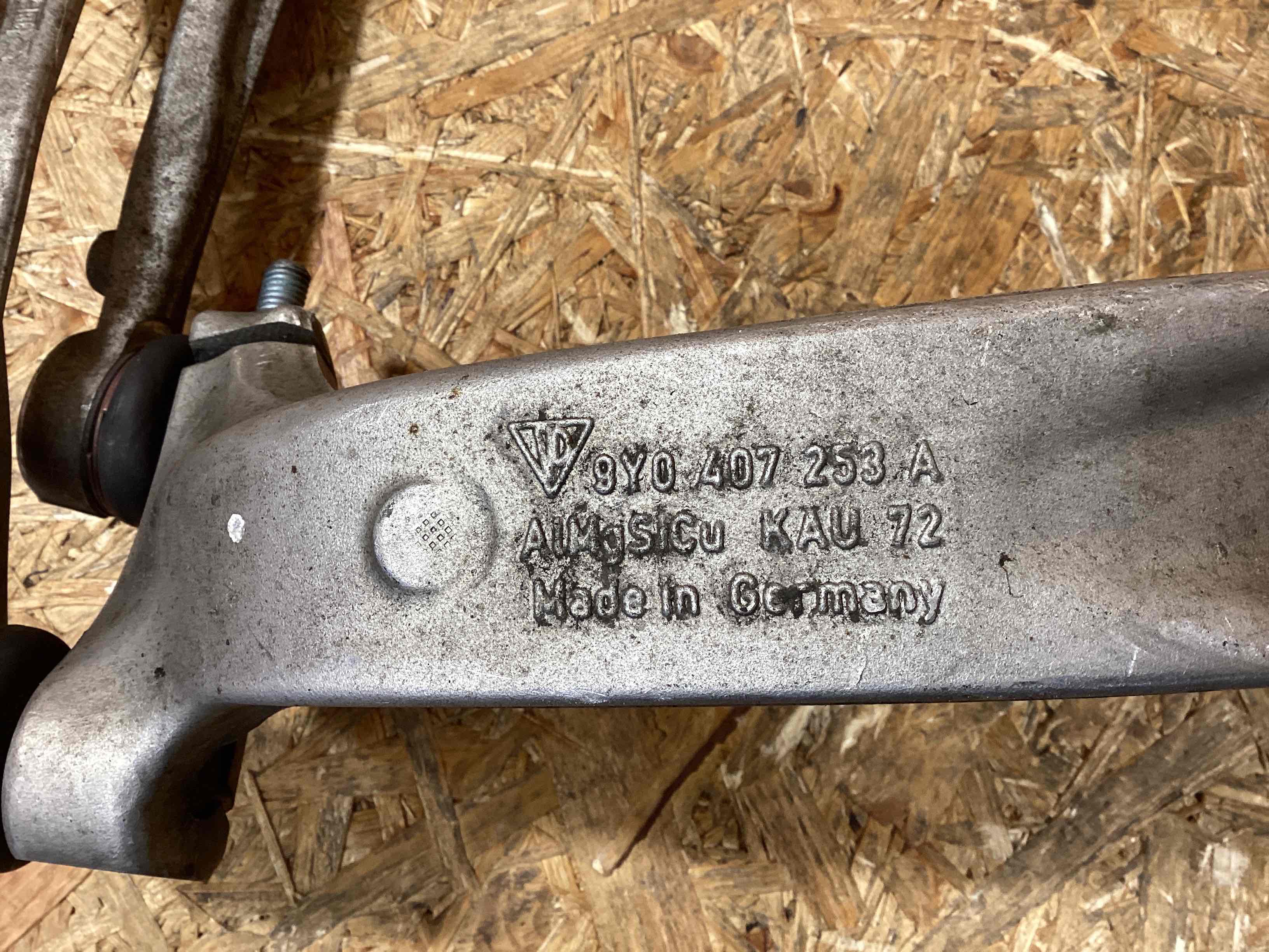 Кулак поворотный левый Porsche Cayenne 090226-105