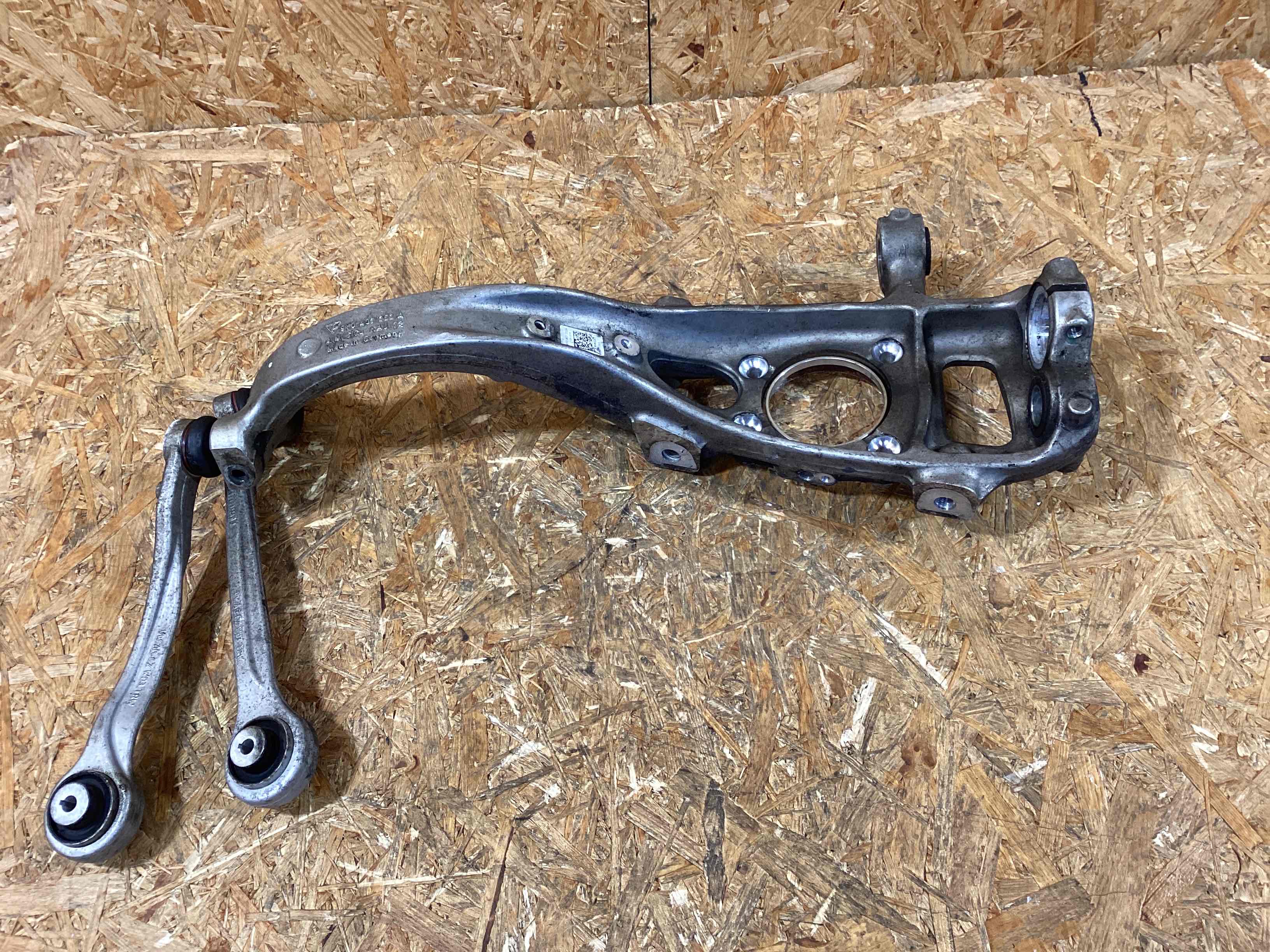 Кулак поворотный левый Porsche Cayenne 090226-105