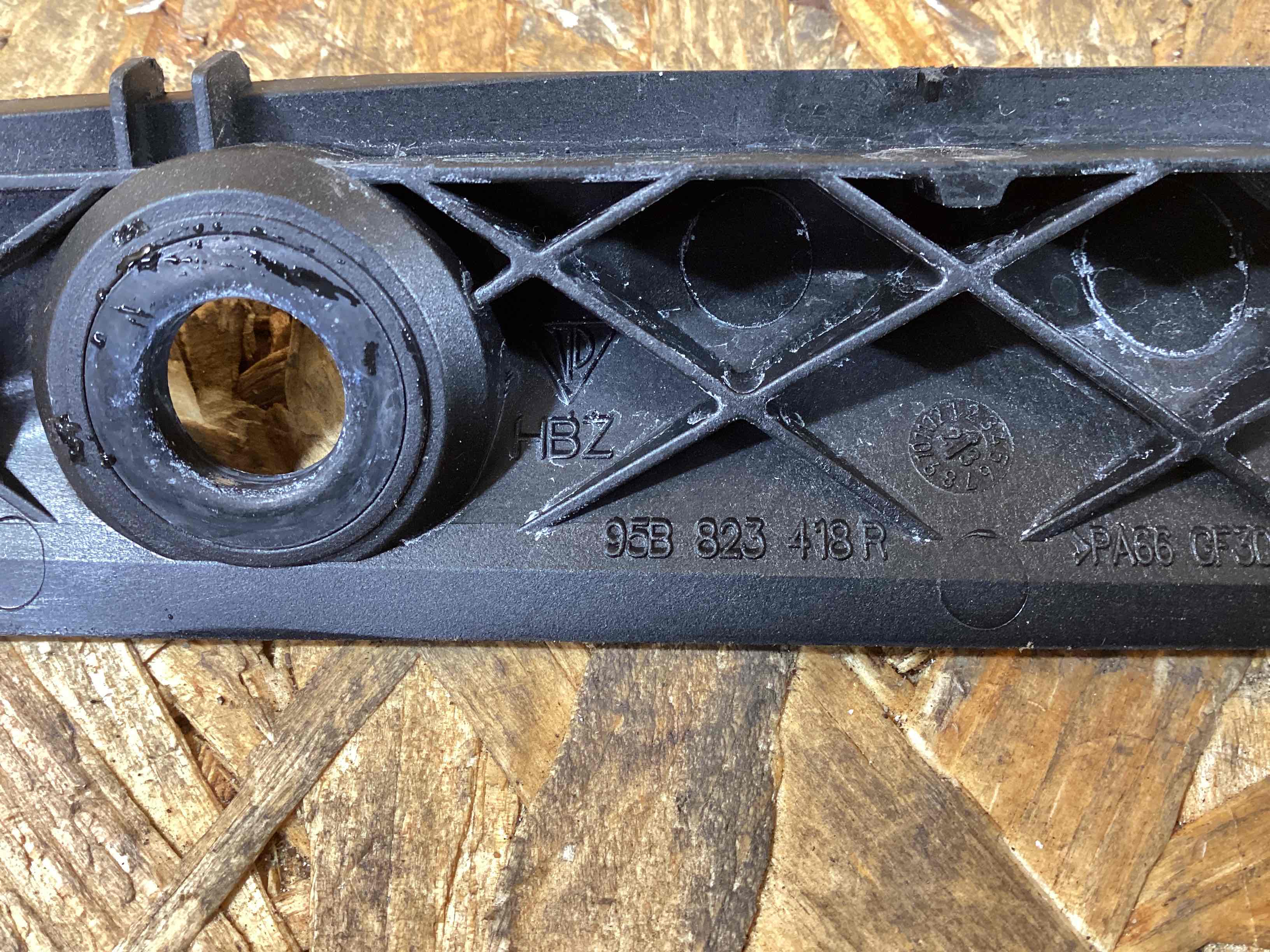 Крепление крыла Porsche Macan 090226-119