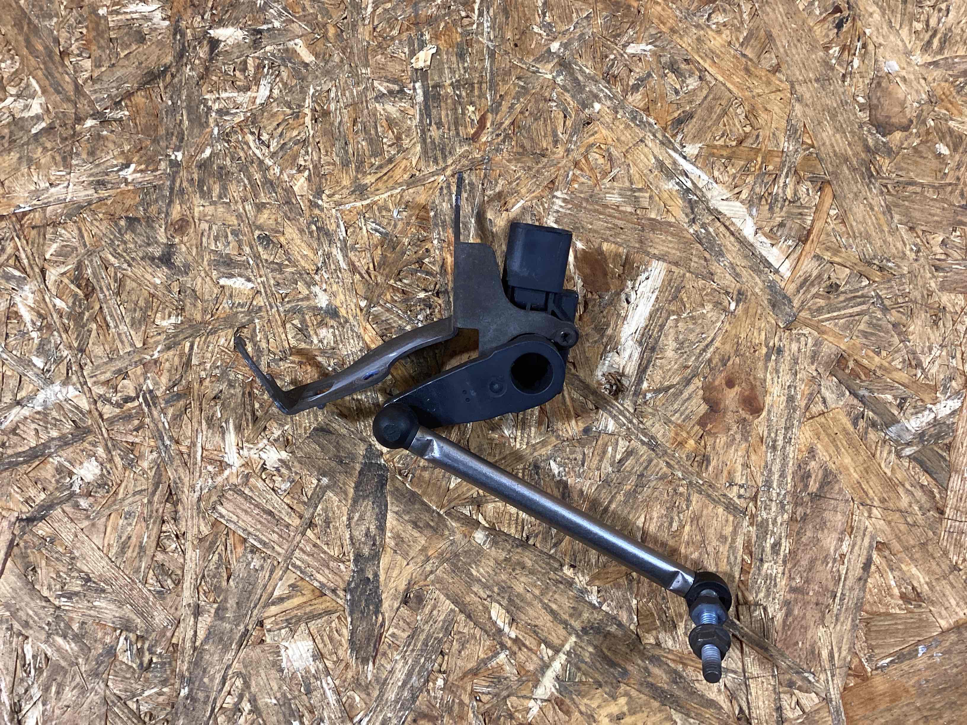 Датчик уровня подвески (клиренса) Porsche 911 090226-124