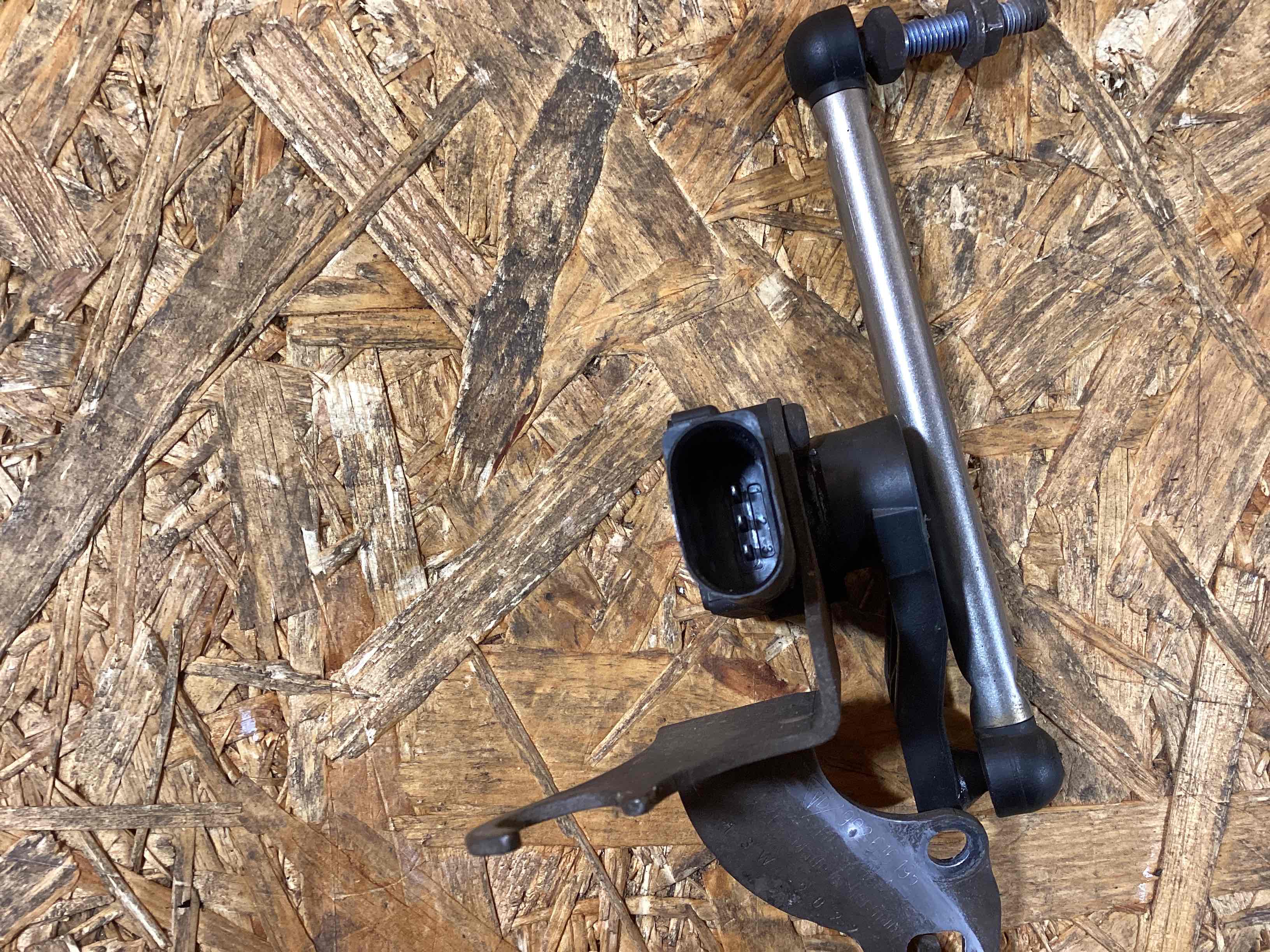 Датчик уровня подвески (клиренса) Porsche 911 090226-124