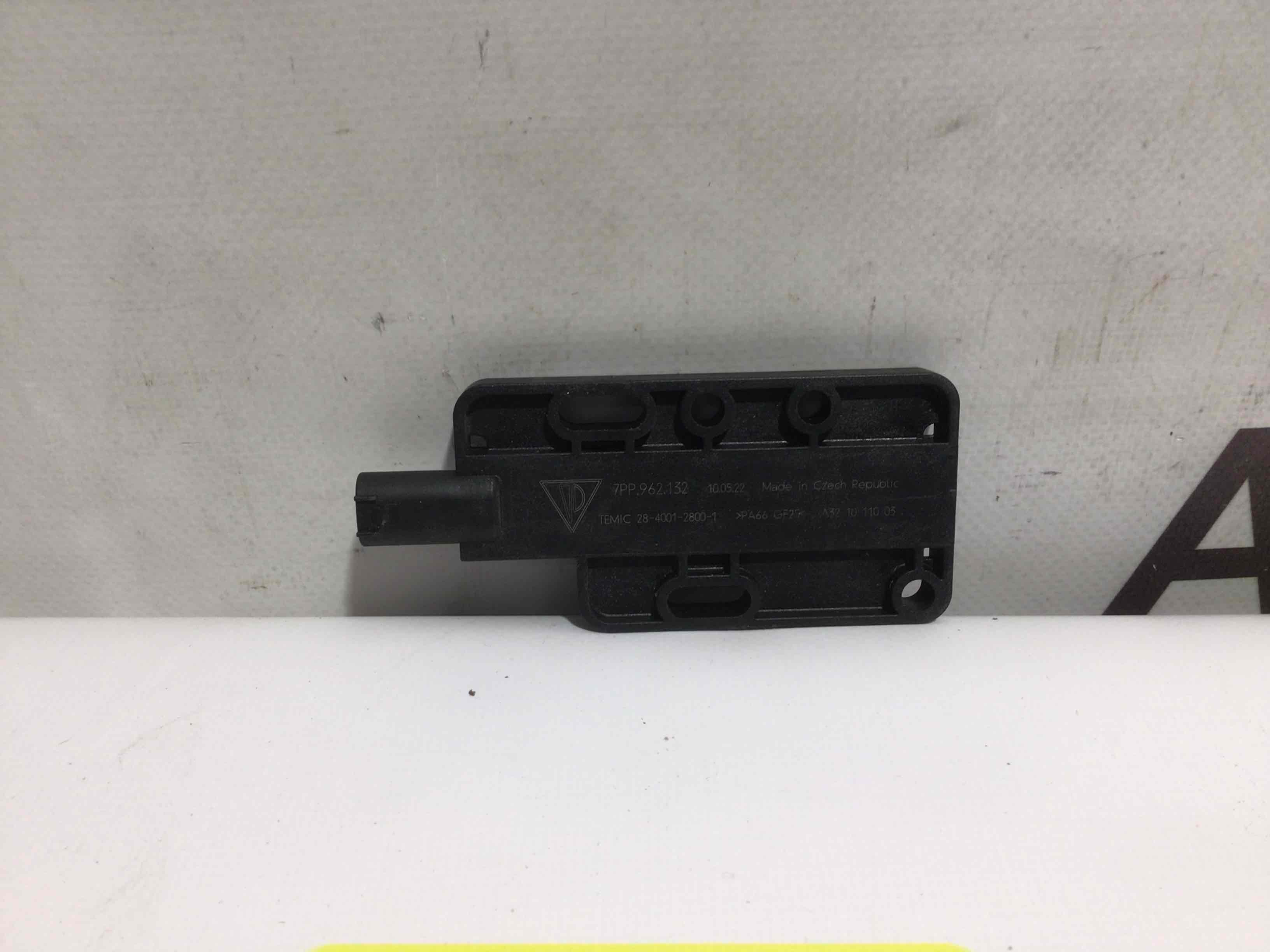 Антенна, усилитель антенны Porsche Macan 090326-003