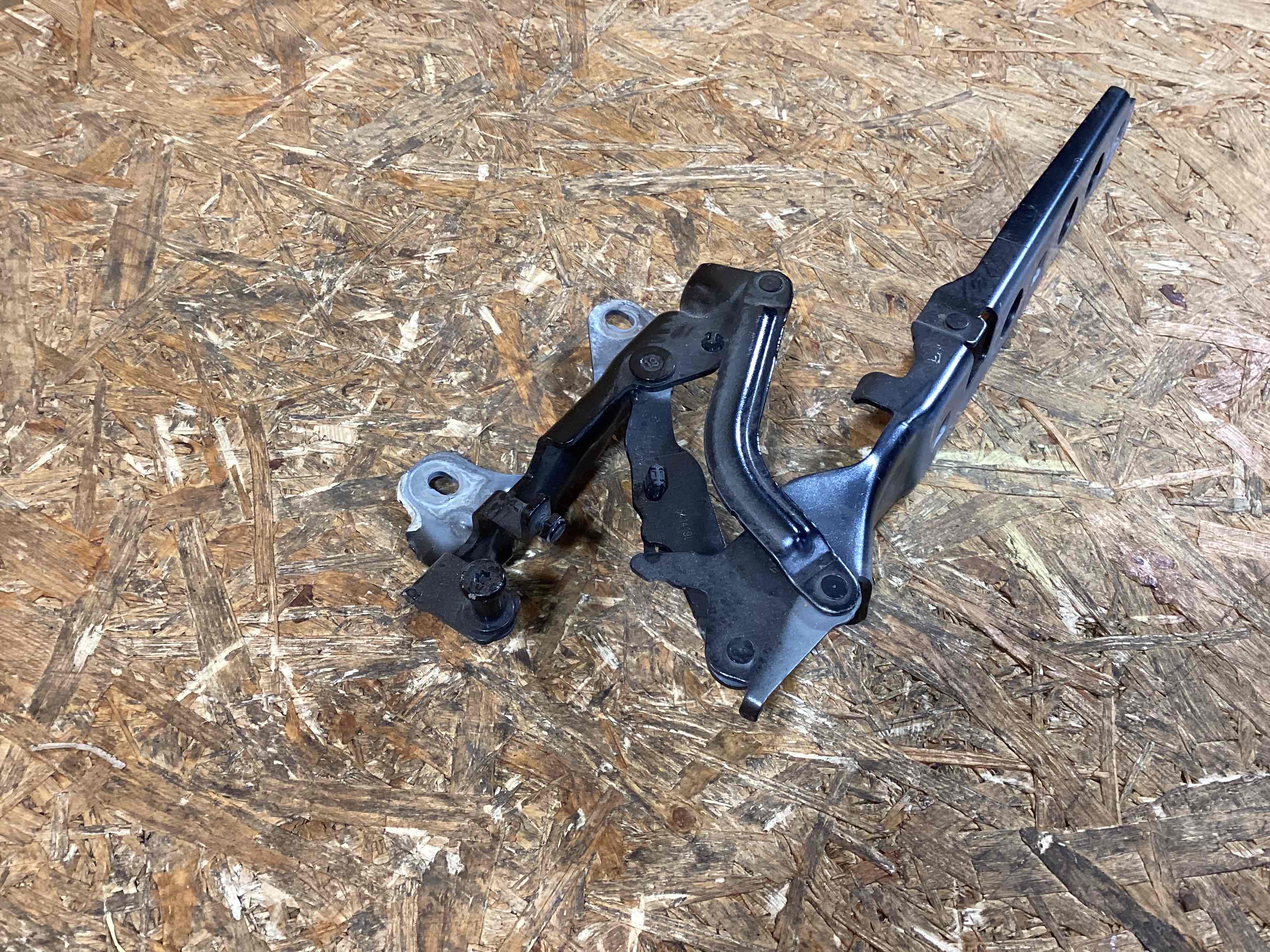 Петля (кронштейн) капота Porsche Macan 090326-102