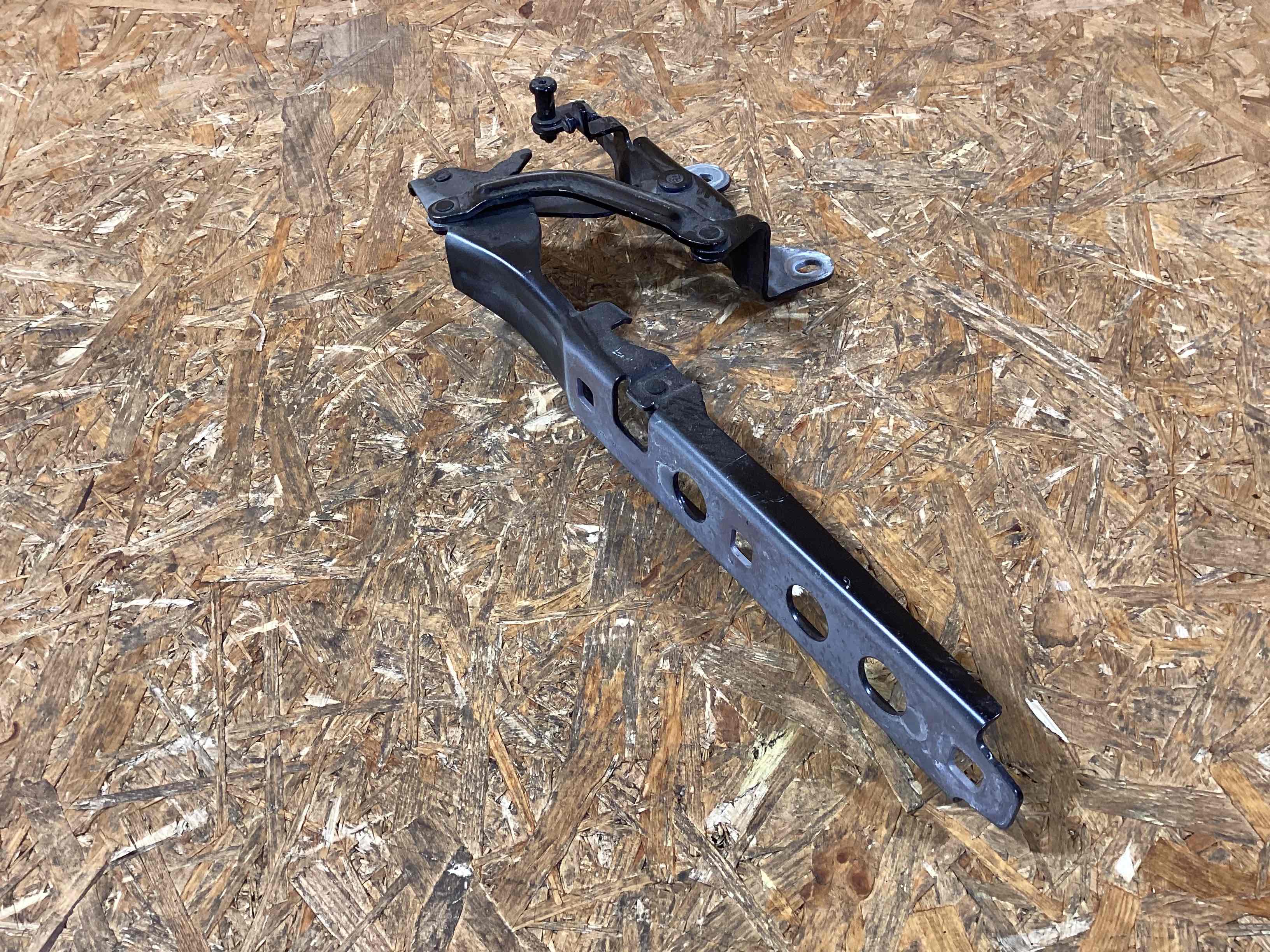 Петля (кронштейн) капота Porsche Macan 090326-102