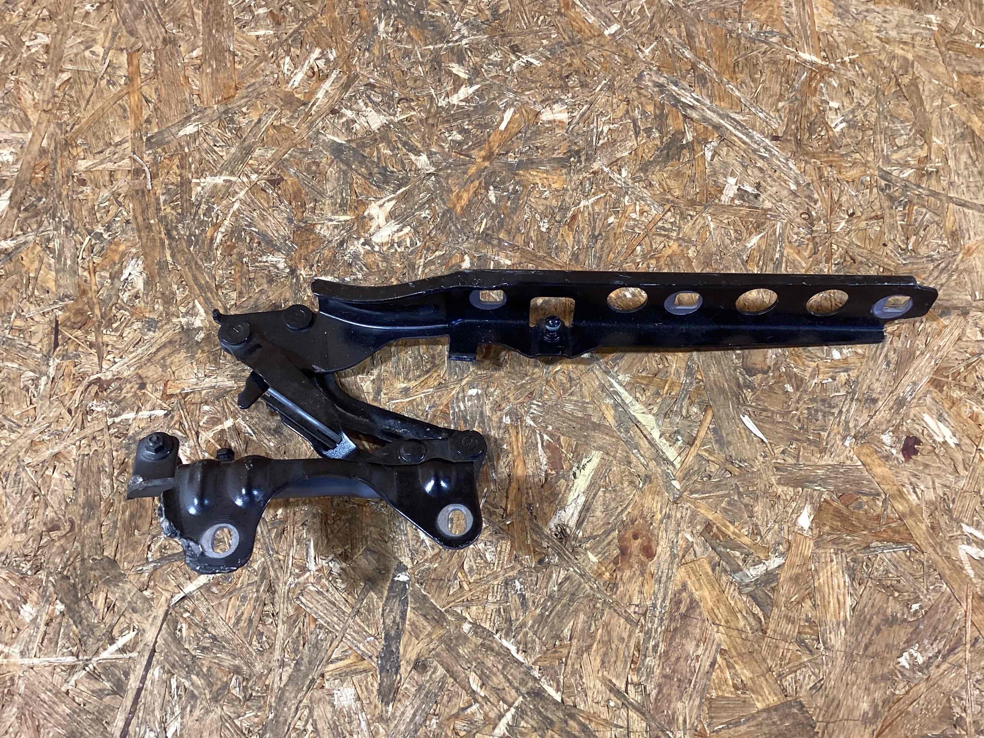 Петля (кронштейн) капота Porsche Macan 090326-102