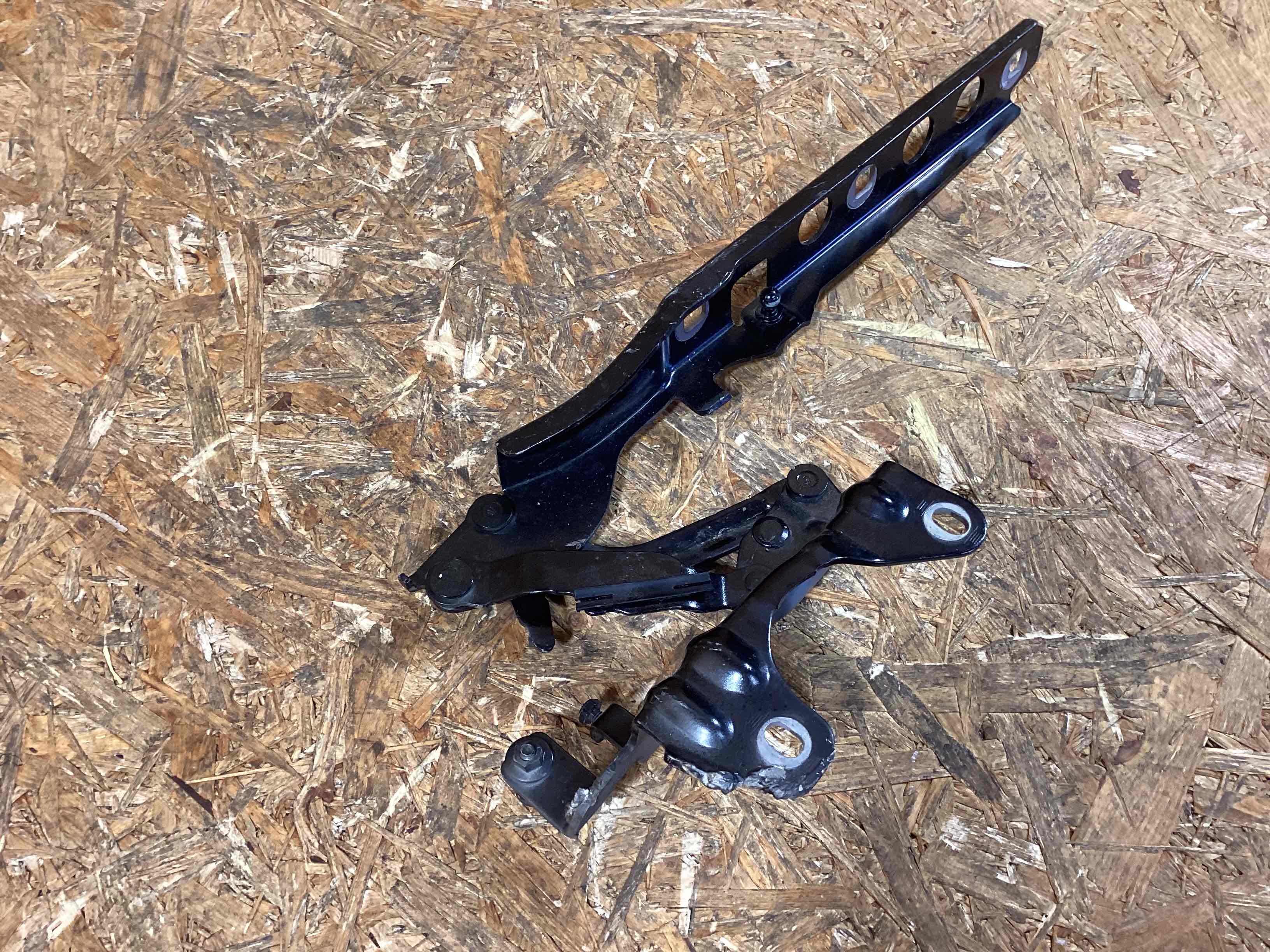 Петля (кронштейн) капота Porsche Macan 090326-102