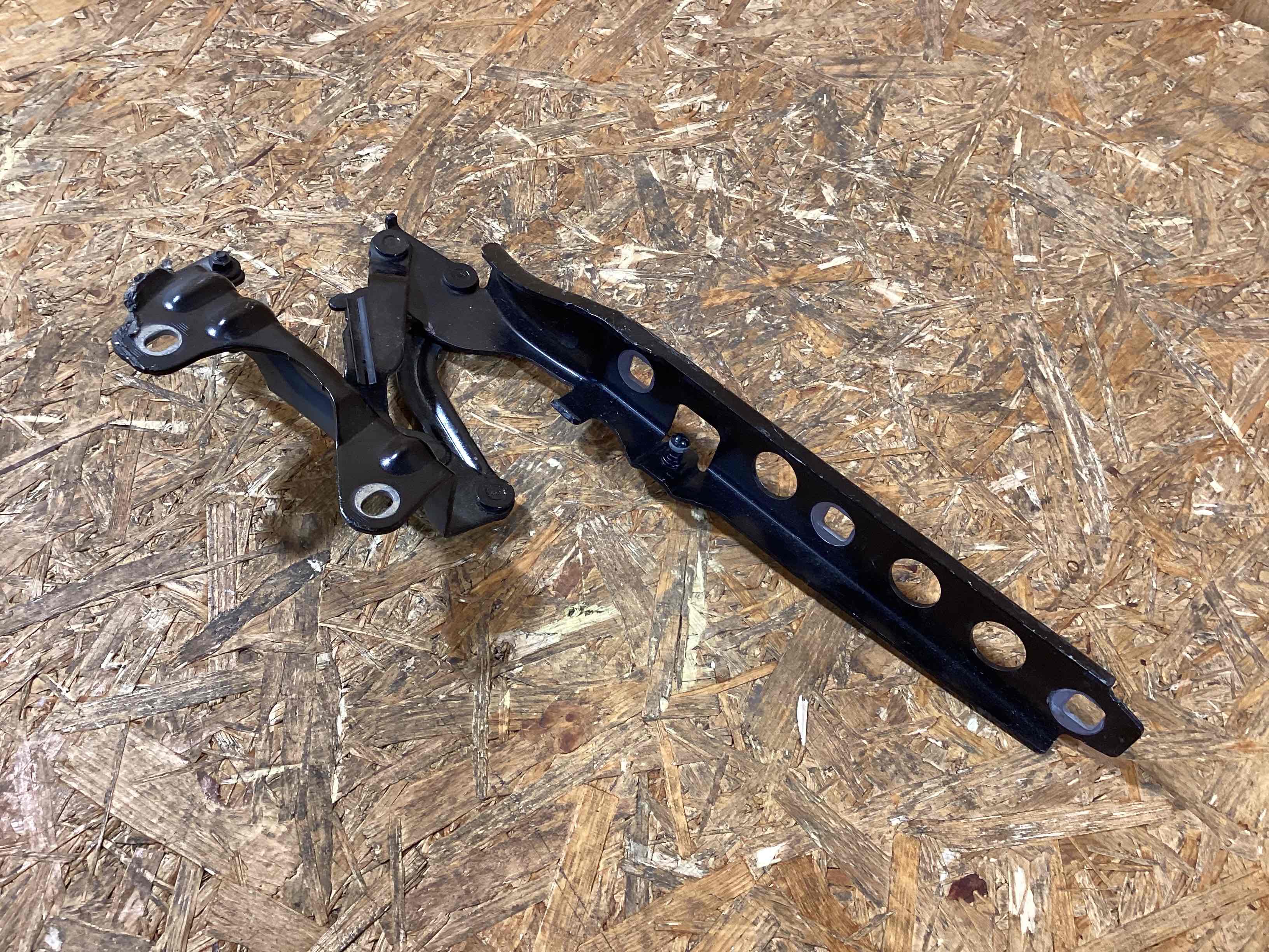 Петля (кронштейн) капота Porsche Macan 090326-102