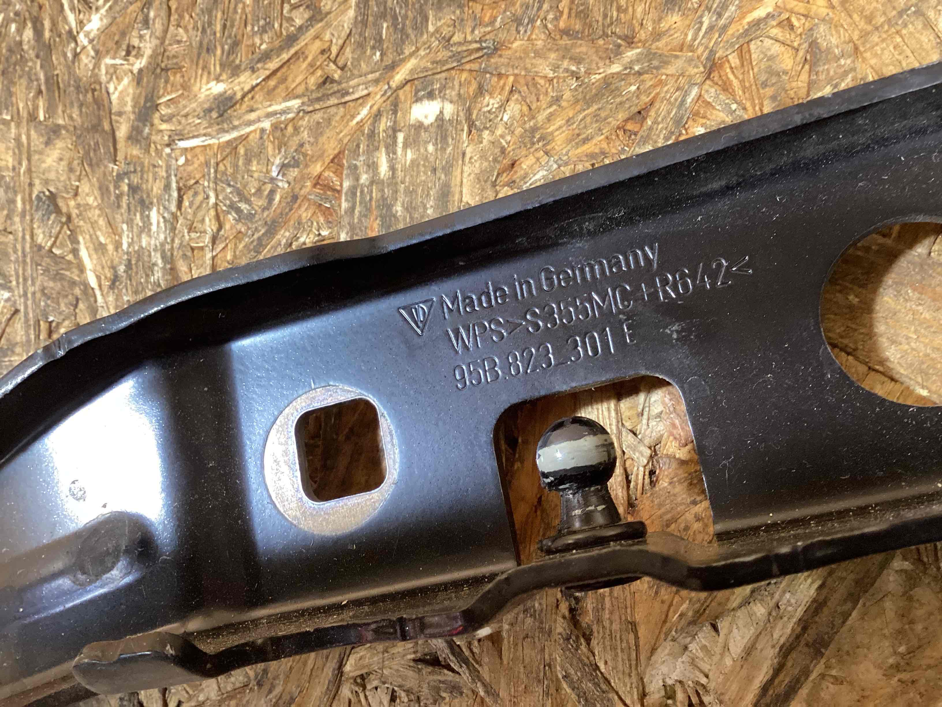 Петля (кронштейн) капота Porsche Macan 090326-102