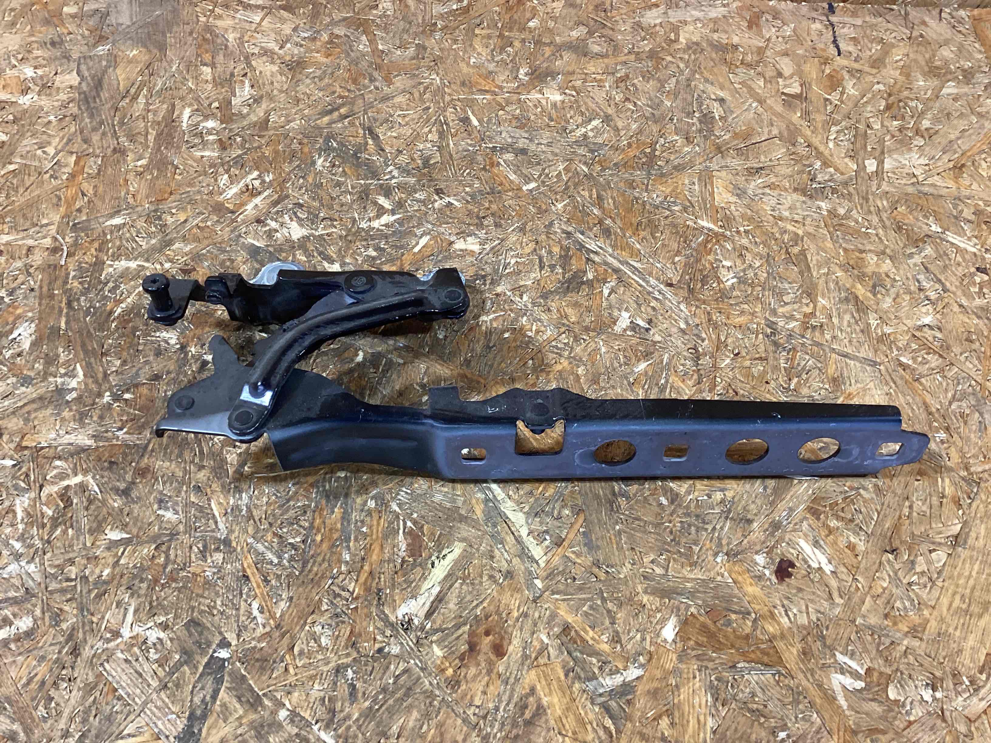 Петля (кронштейн) капота Porsche Macan 090326-102