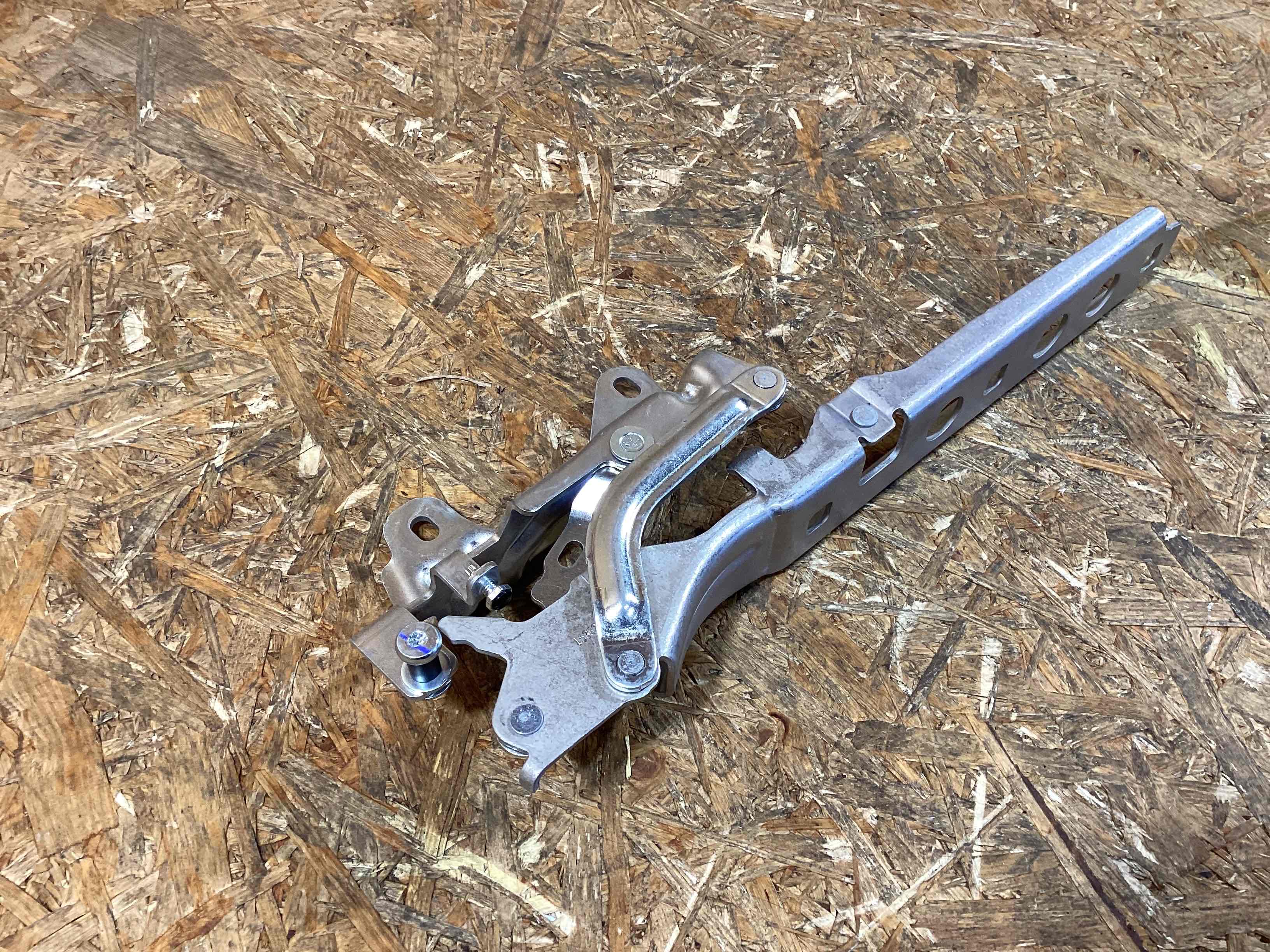 Петля (кронштейн) капота Porsche Macan 090326-107