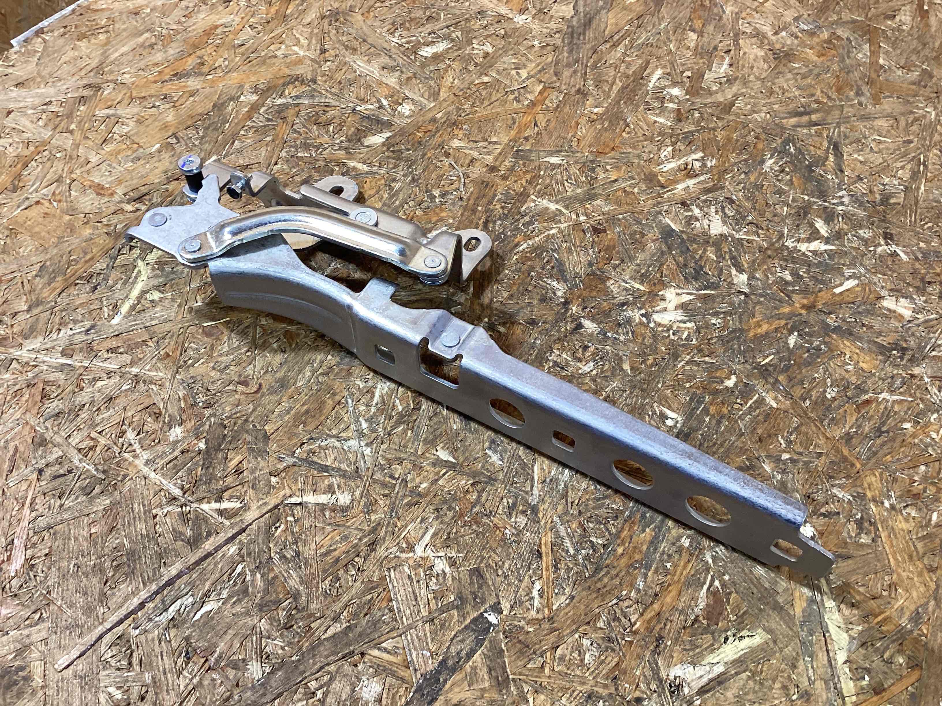 Петля (кронштейн) капота Porsche Macan 090326-107