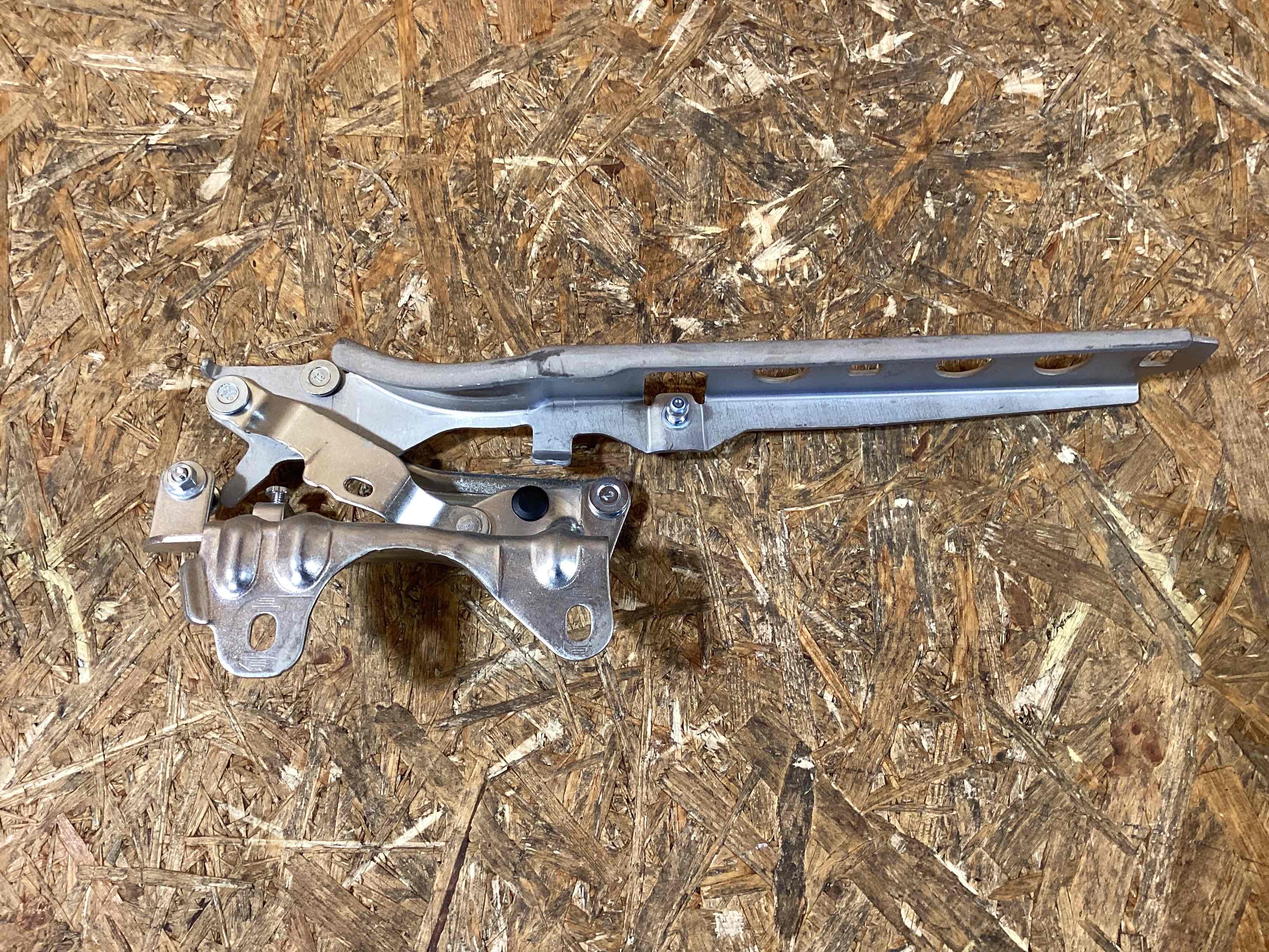 Петля (кронштейн) капота Porsche Macan 090326-107