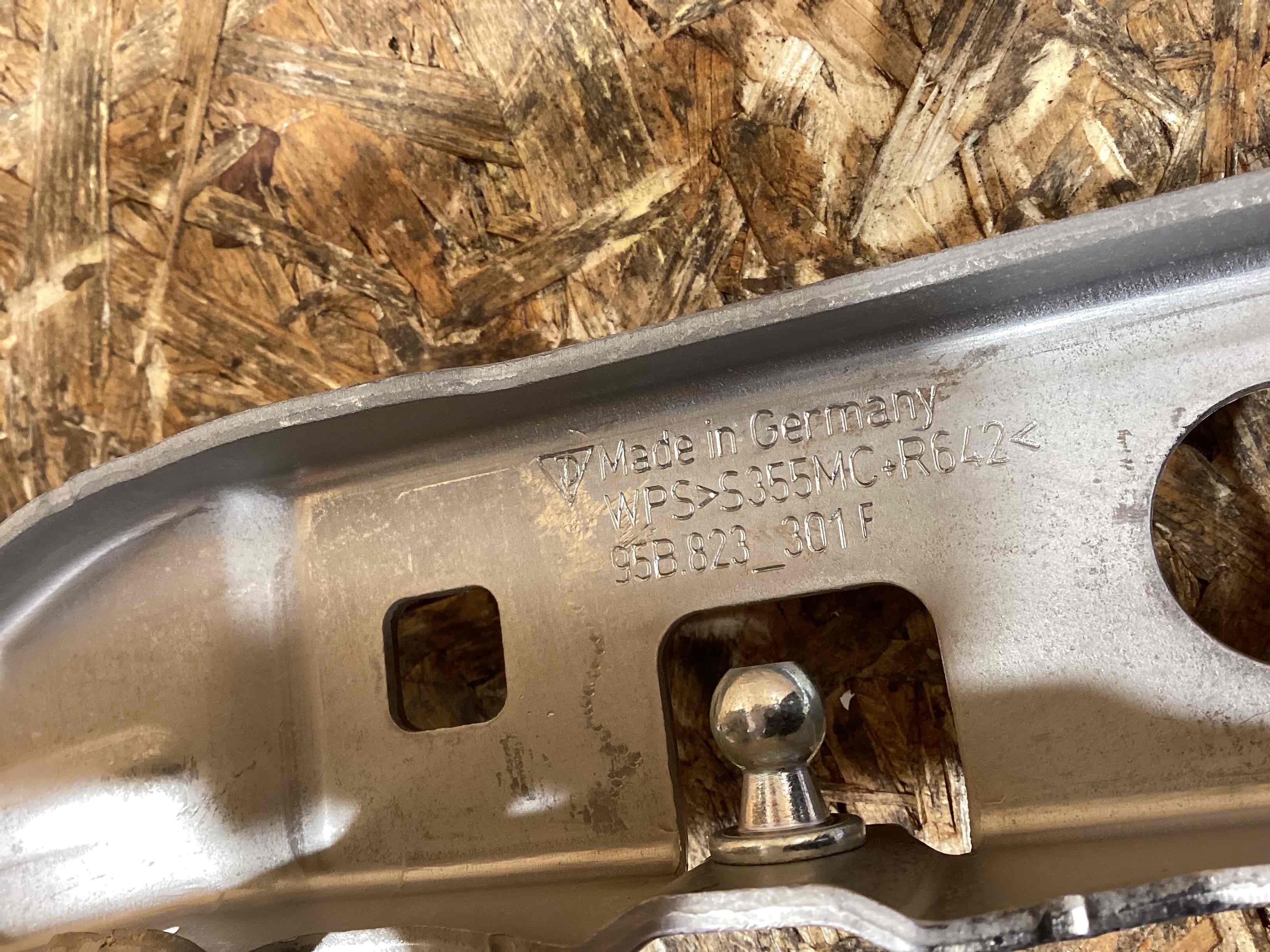 Петля (кронштейн) капота Porsche Macan 090326-107