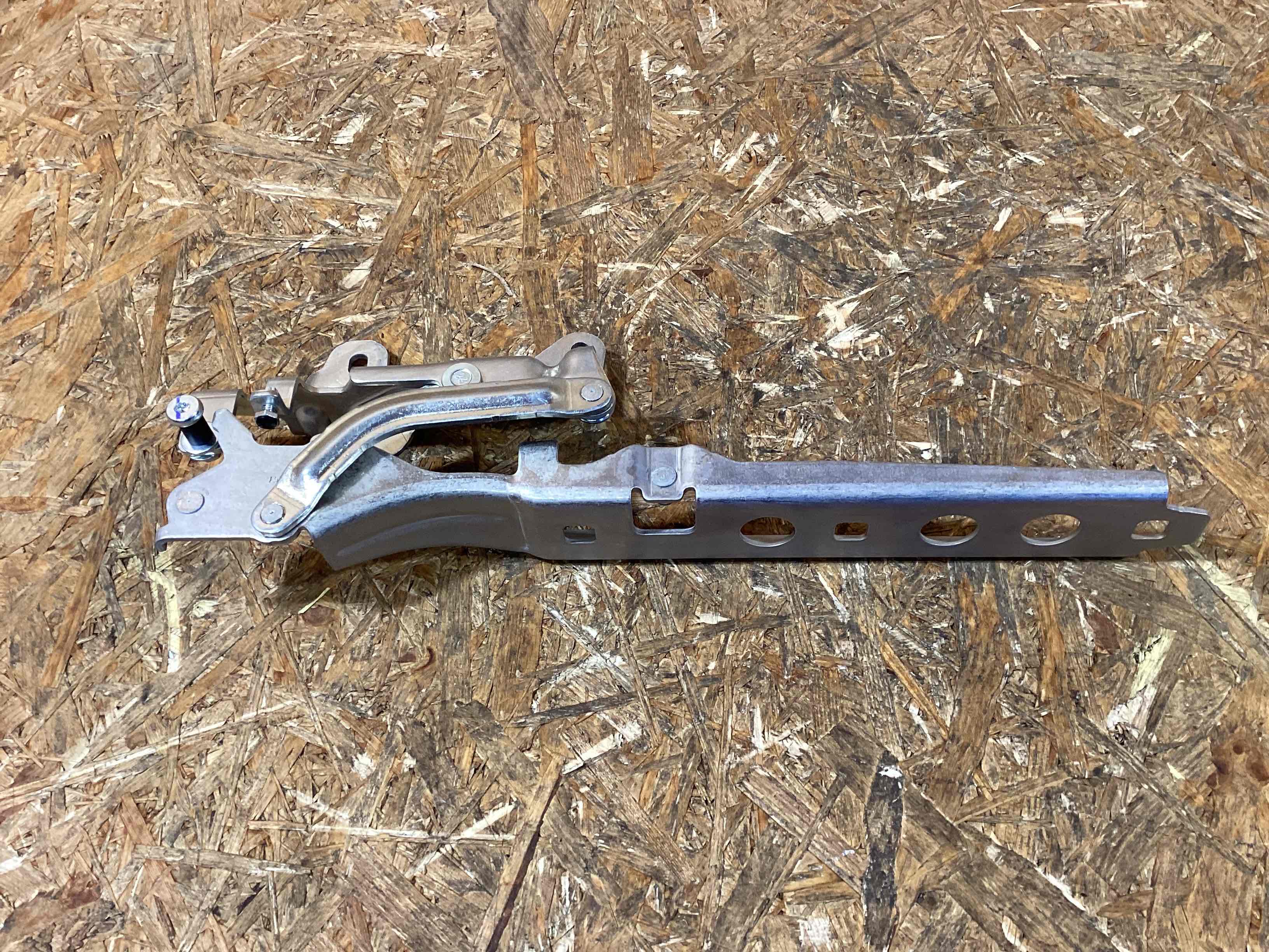 Петля (кронштейн) капота Porsche Macan 090326-107