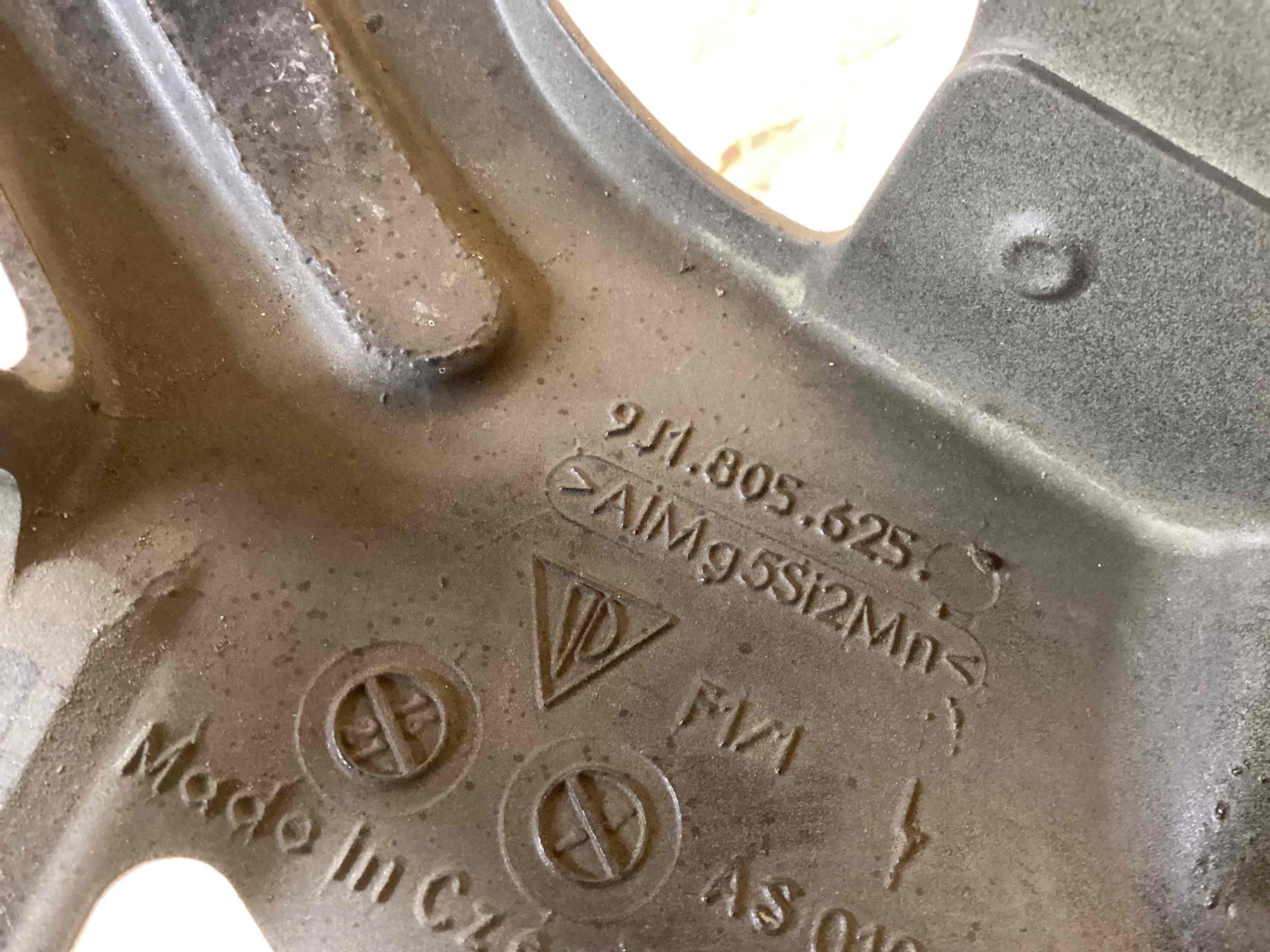 Крыло переднее левое Porsche Taycan 090426-103