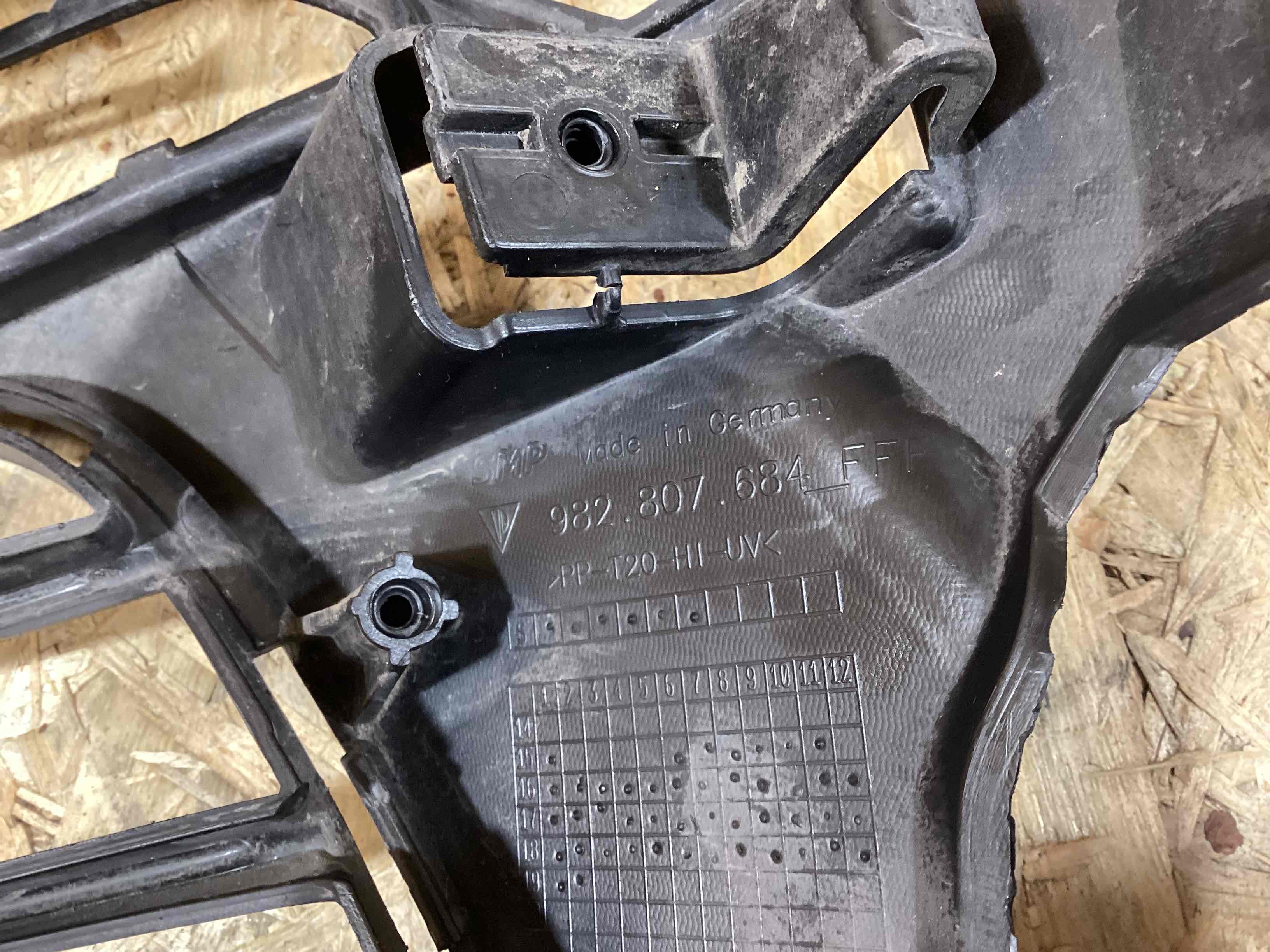 Заглушка, вставка (решетка) в бампер Porsche Boxster 718 090426-113