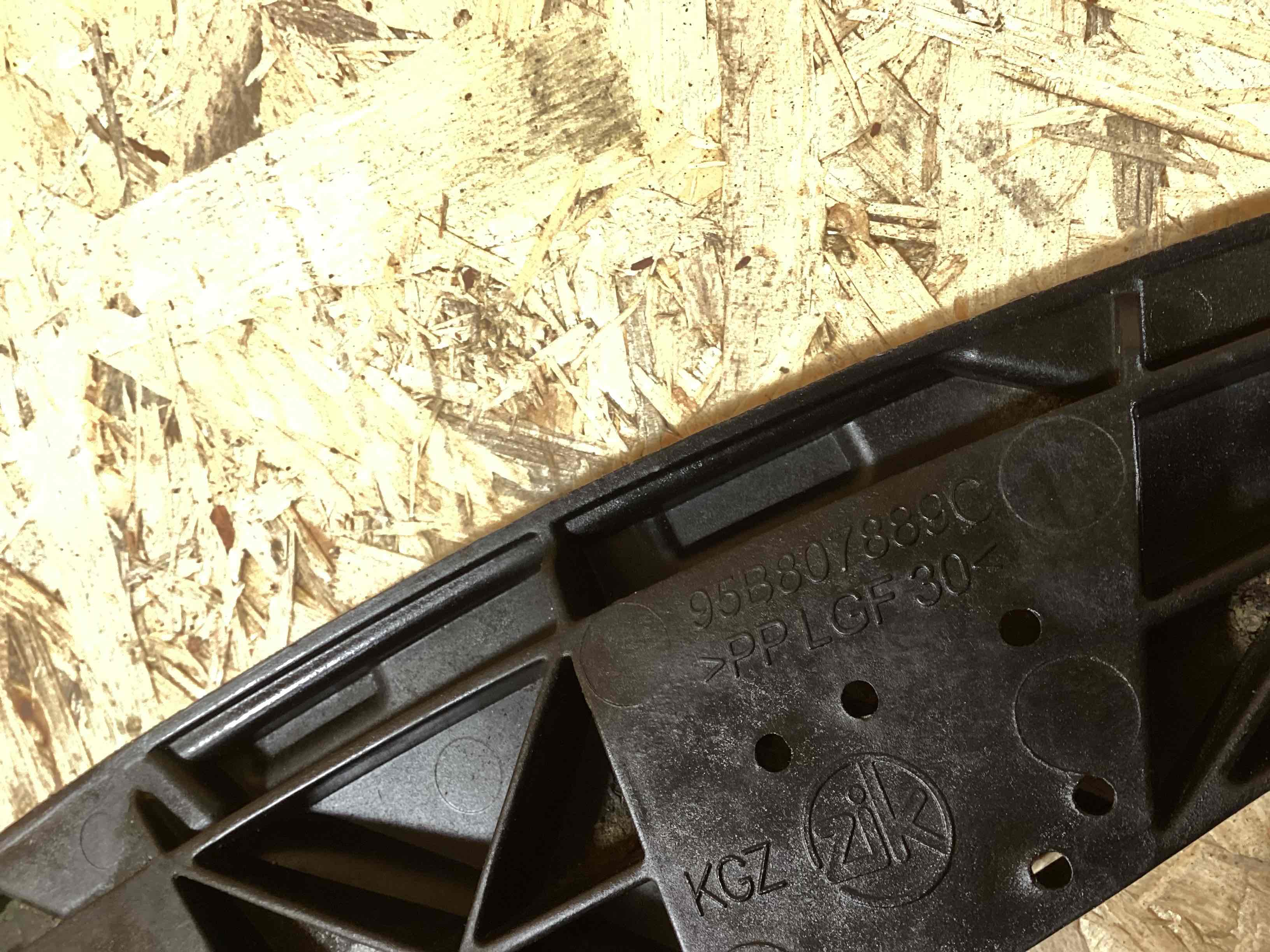 Крепление фары Porsche Macan 090426-117