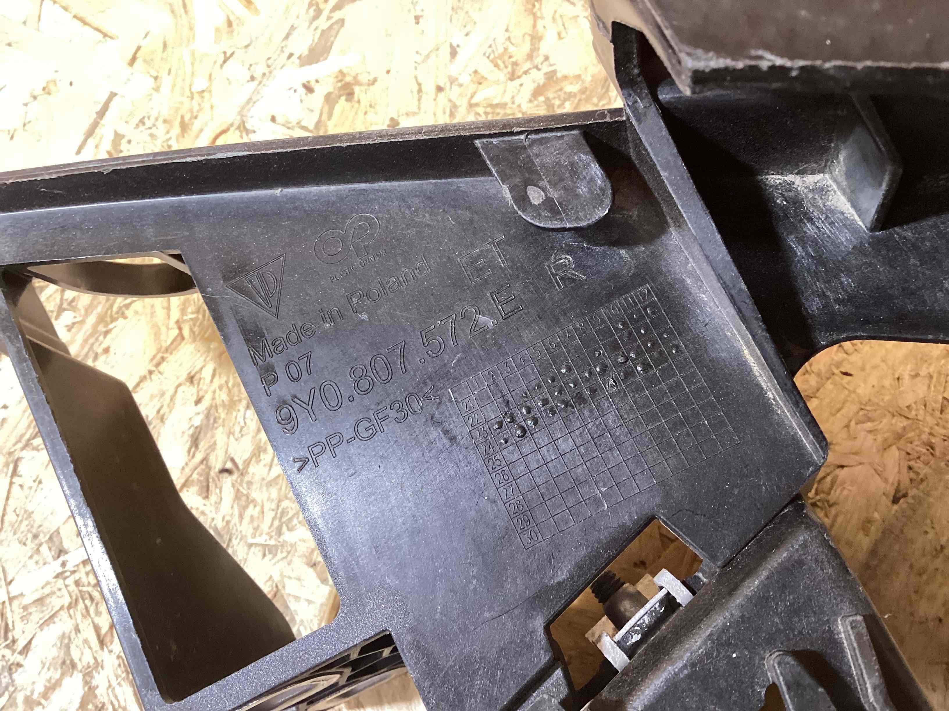 Крепление фары Porsche Cayenne 090426-118