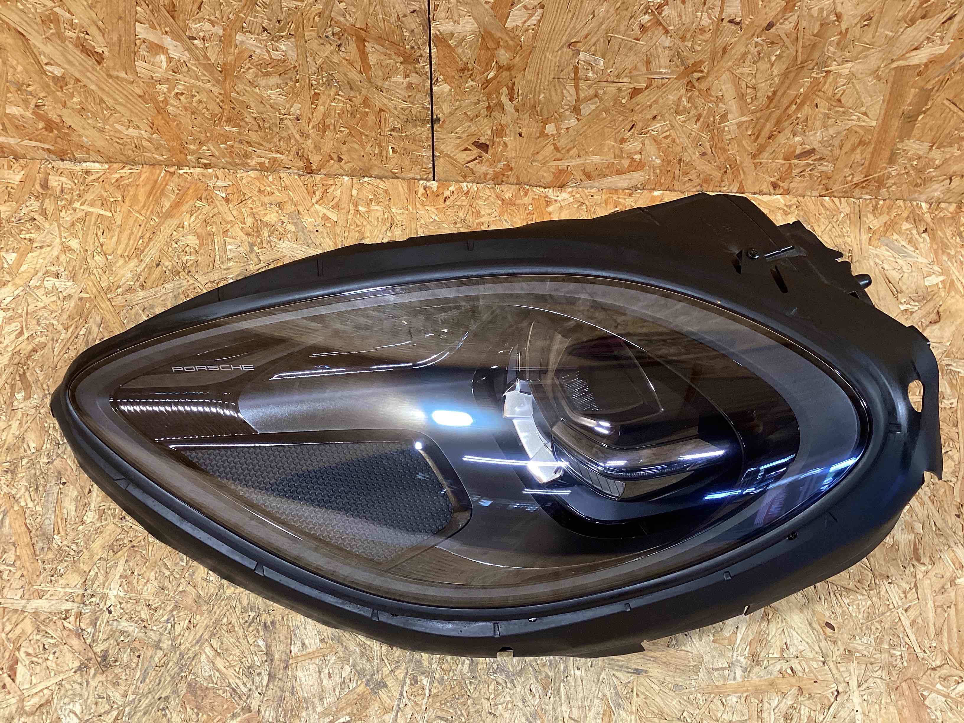 Фара правая Porsche Macan 091025-101