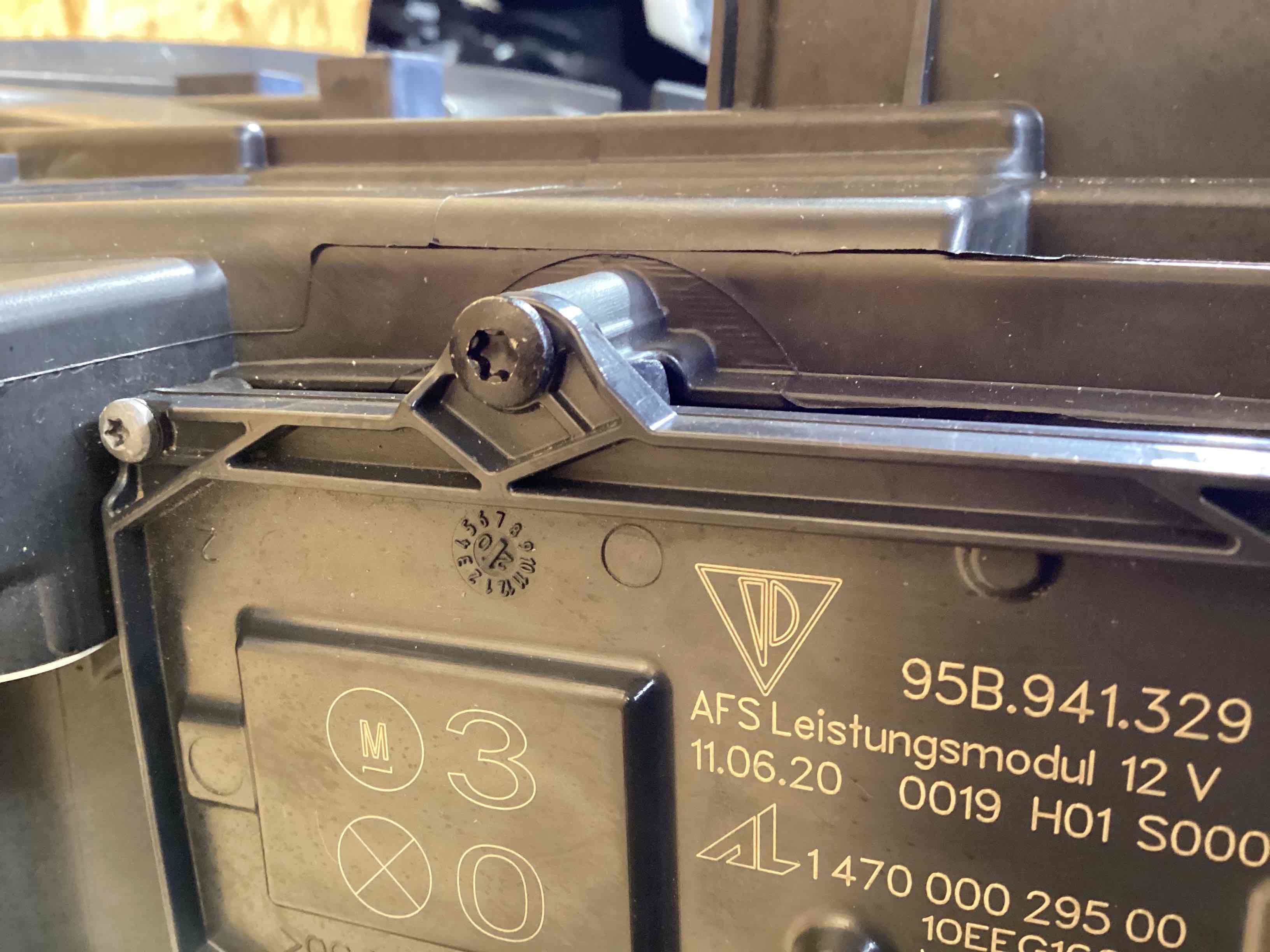 Фара правая Porsche Macan 091025-101