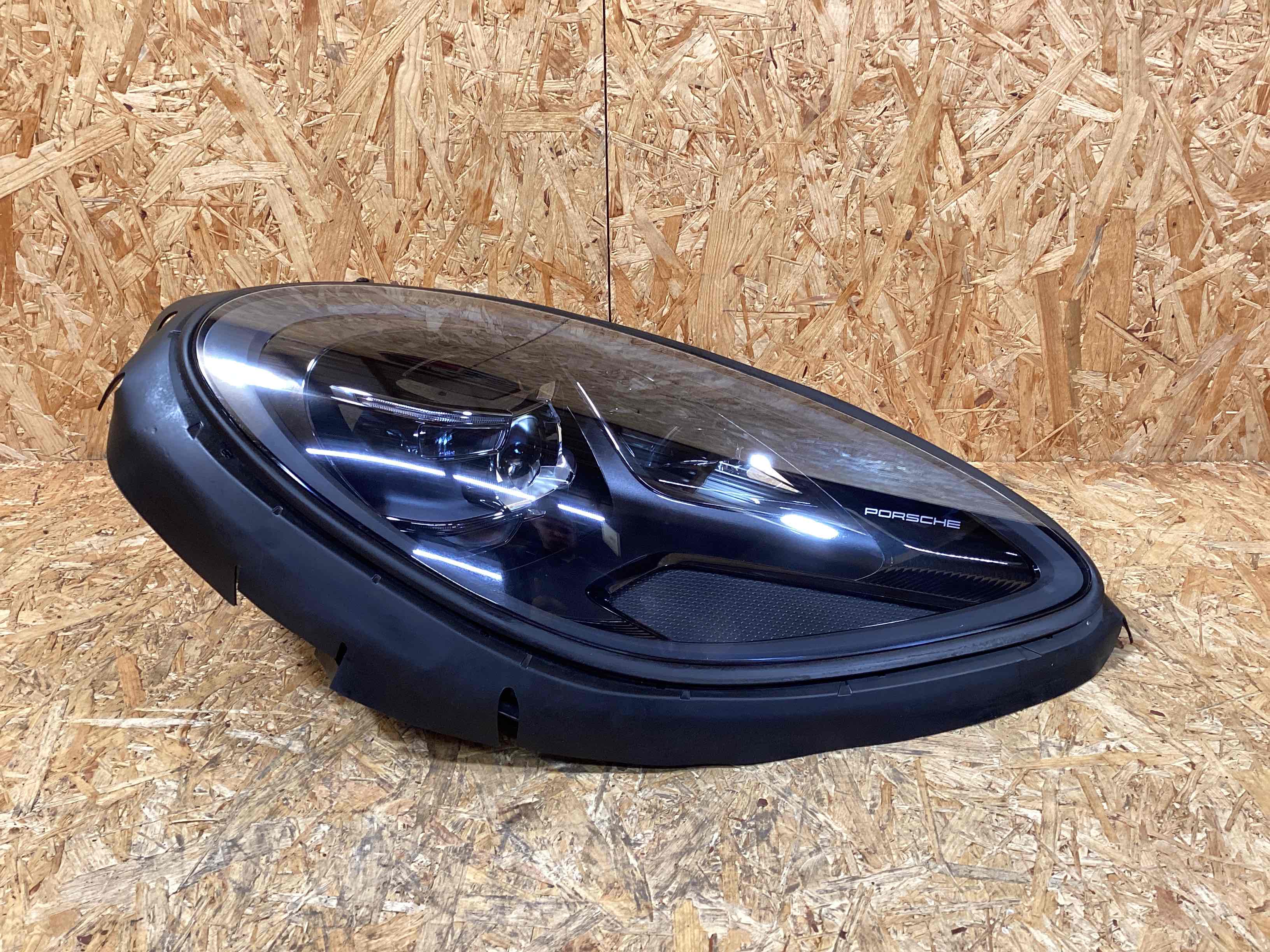 Фара правая Porsche Macan 091025-101