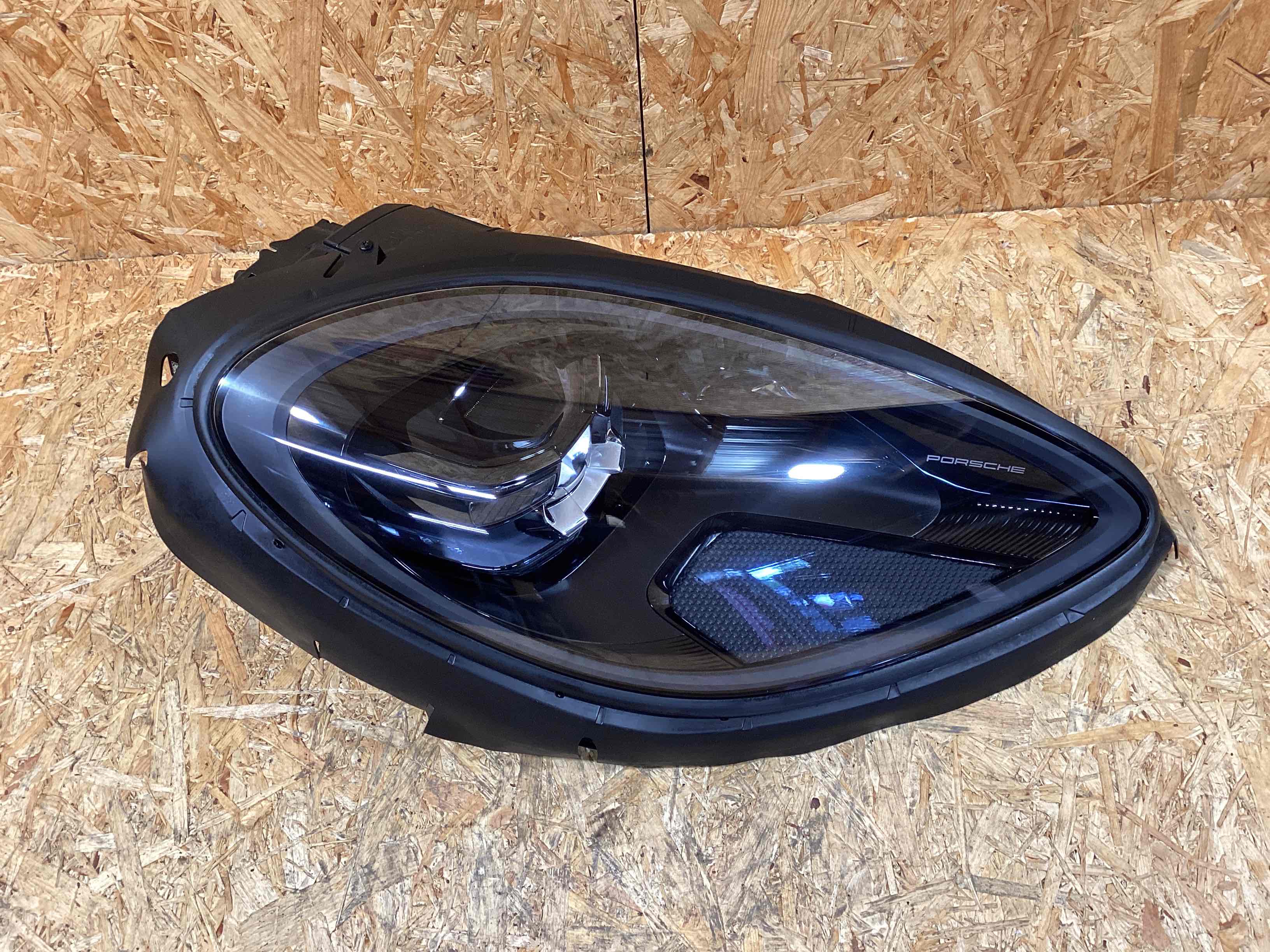 Фара правая Porsche Macan 091025-101