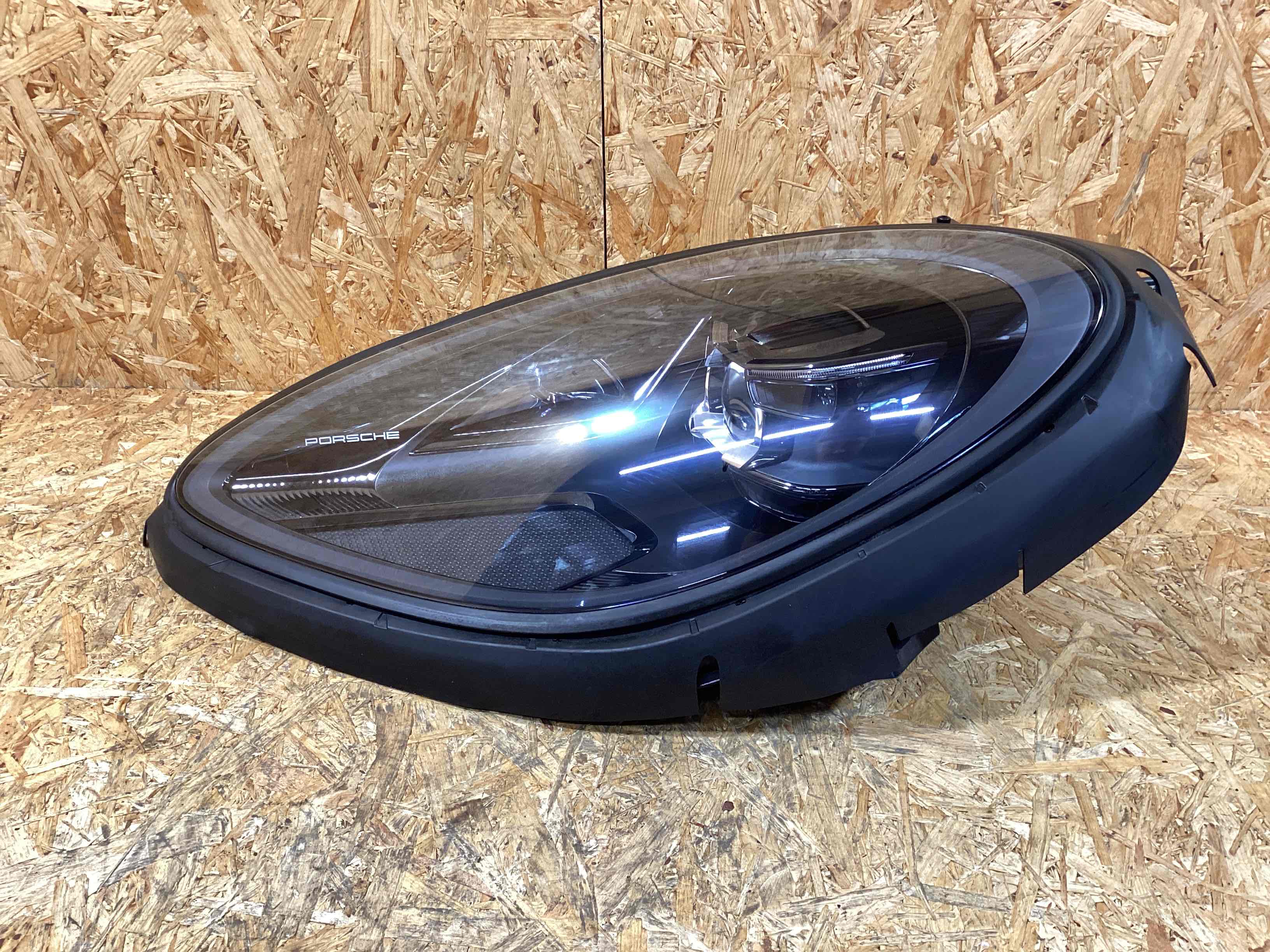 Фара правая Porsche Macan 091025-101