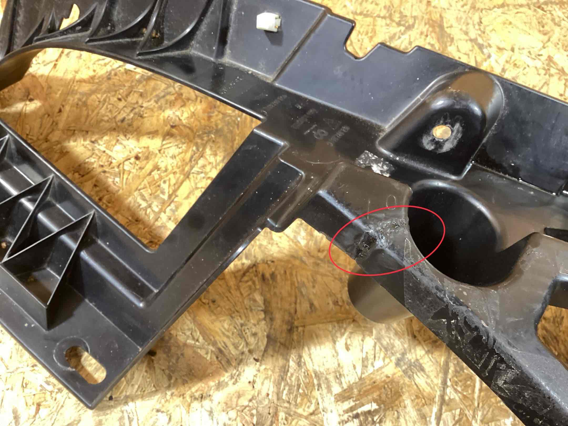 Крепление бампера Porsche Macan 091025-115