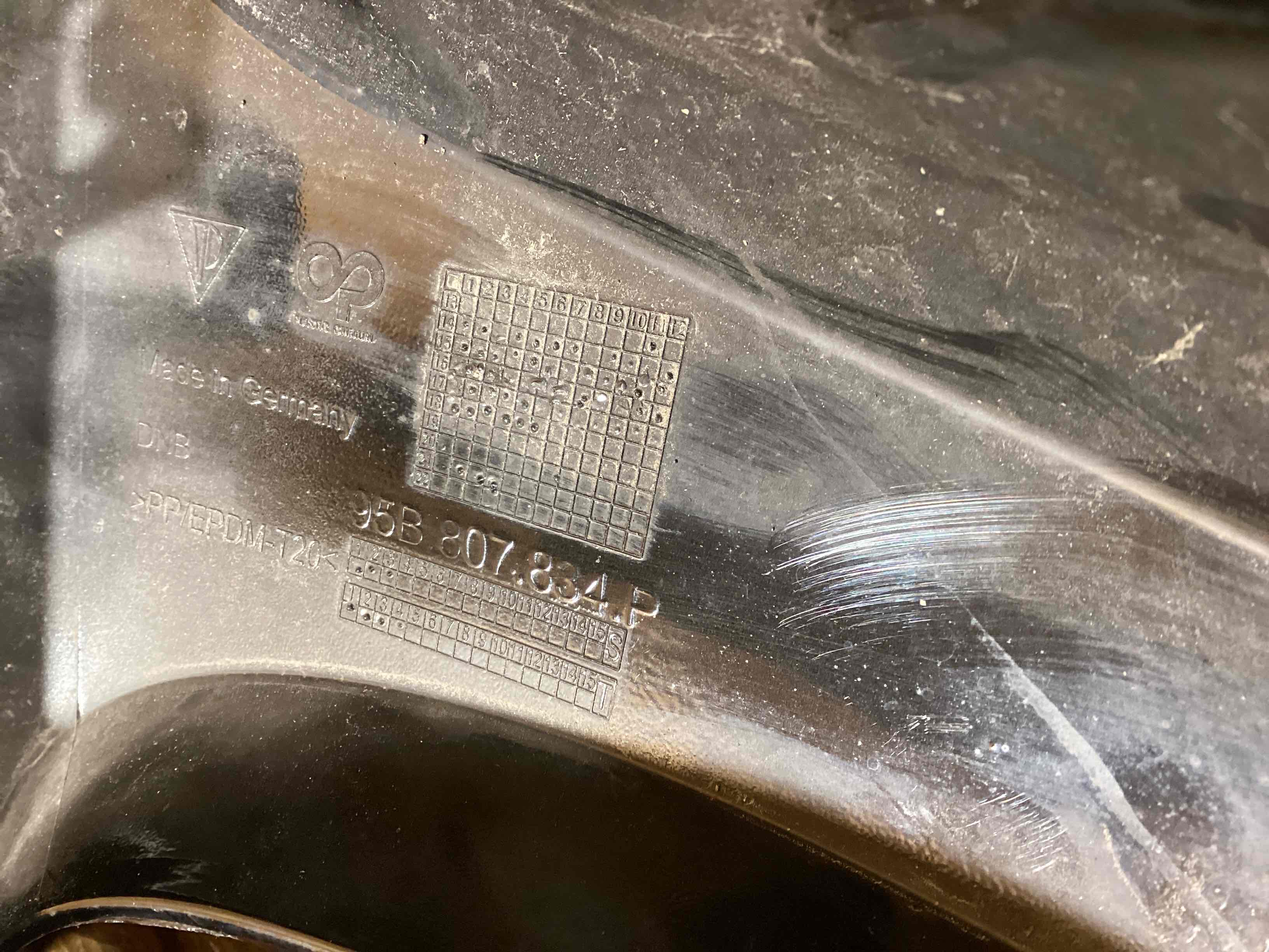 Заглушка, вставка (решетка) в бампер Porsche Macan 100226-104