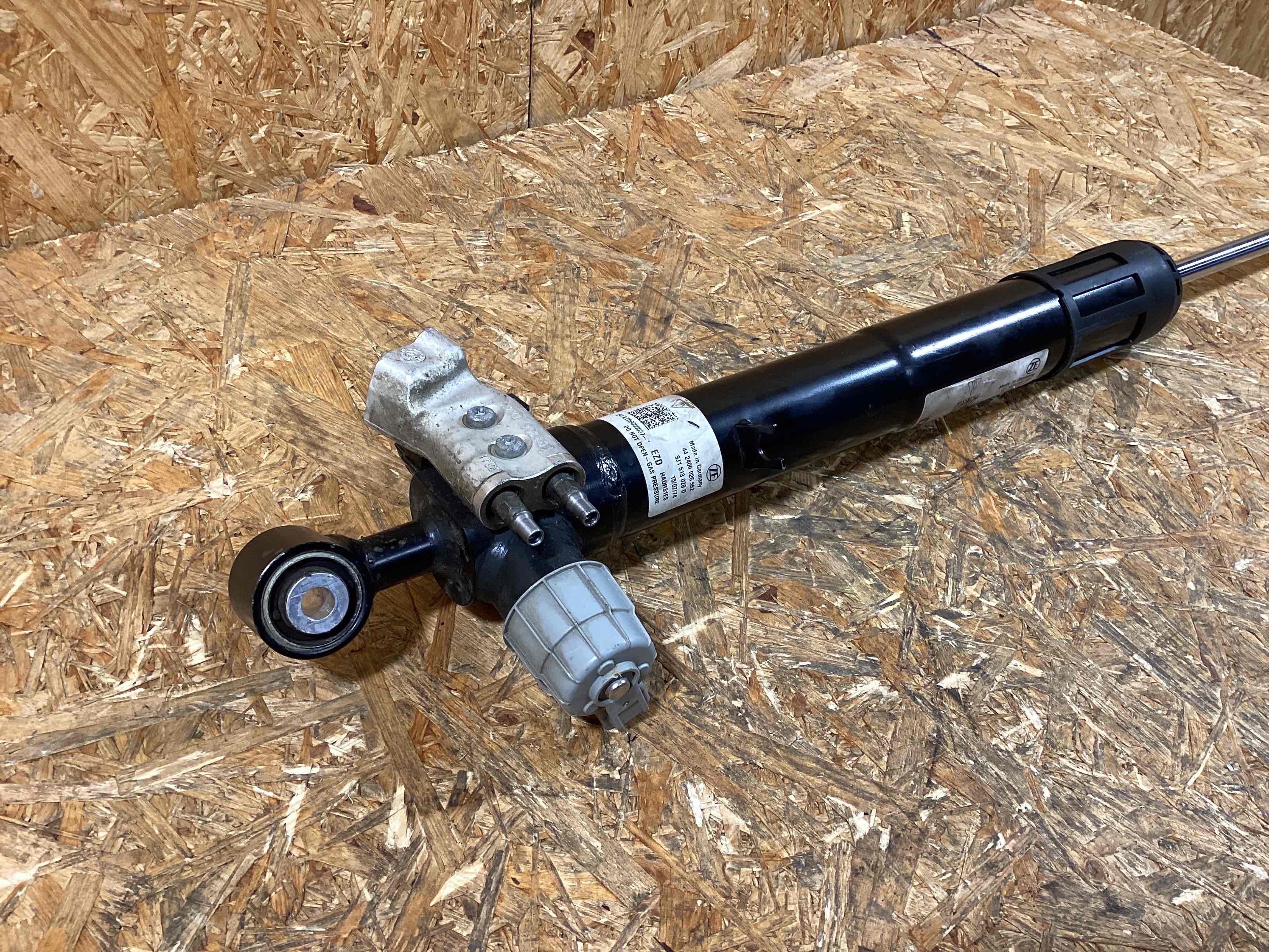 Амортизатор задний правый Porsche Taycan 100226-116