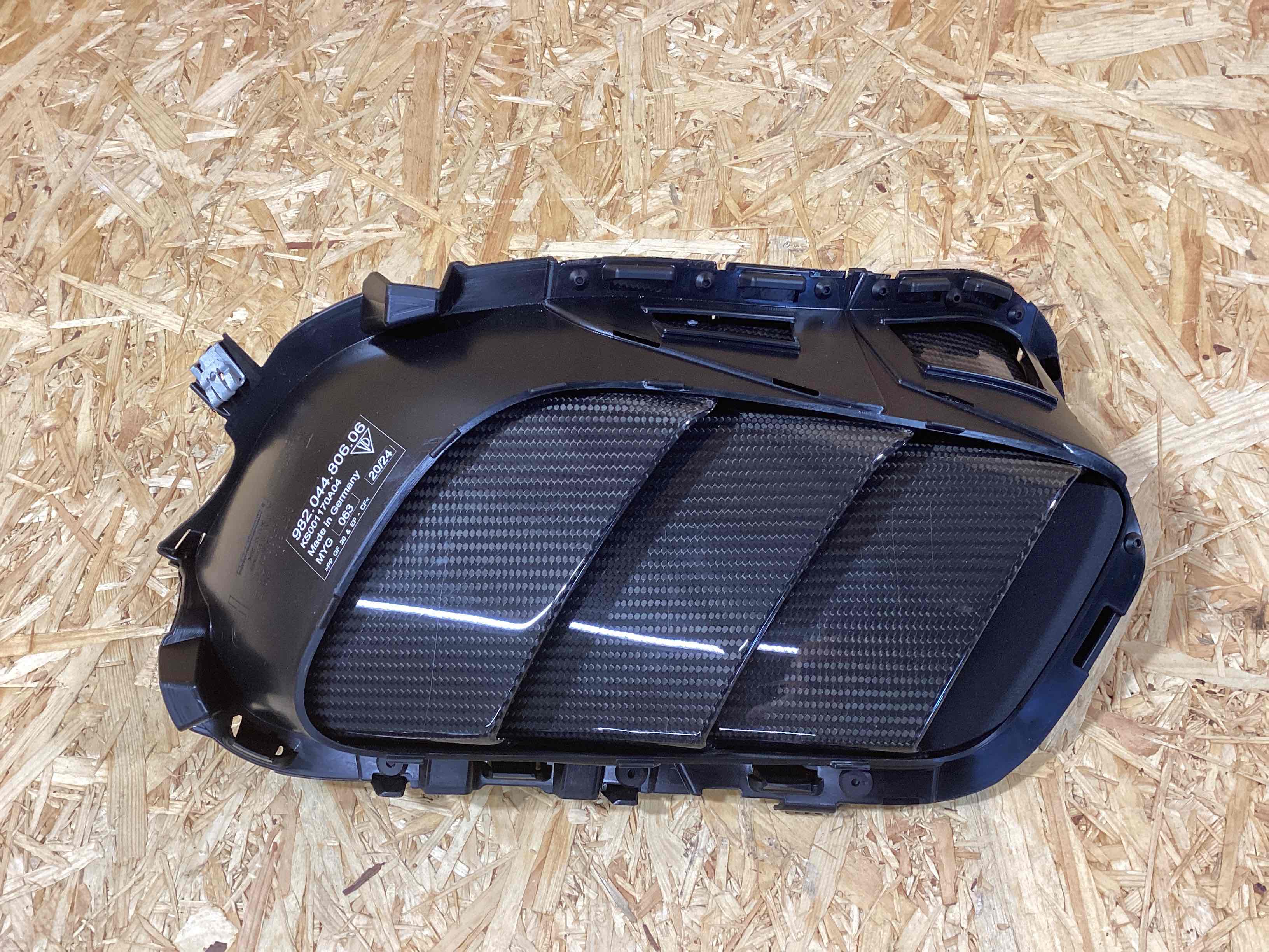 Молдинг крыла, решетки и жабры крыла Porsche Cayman GT4 100925-109