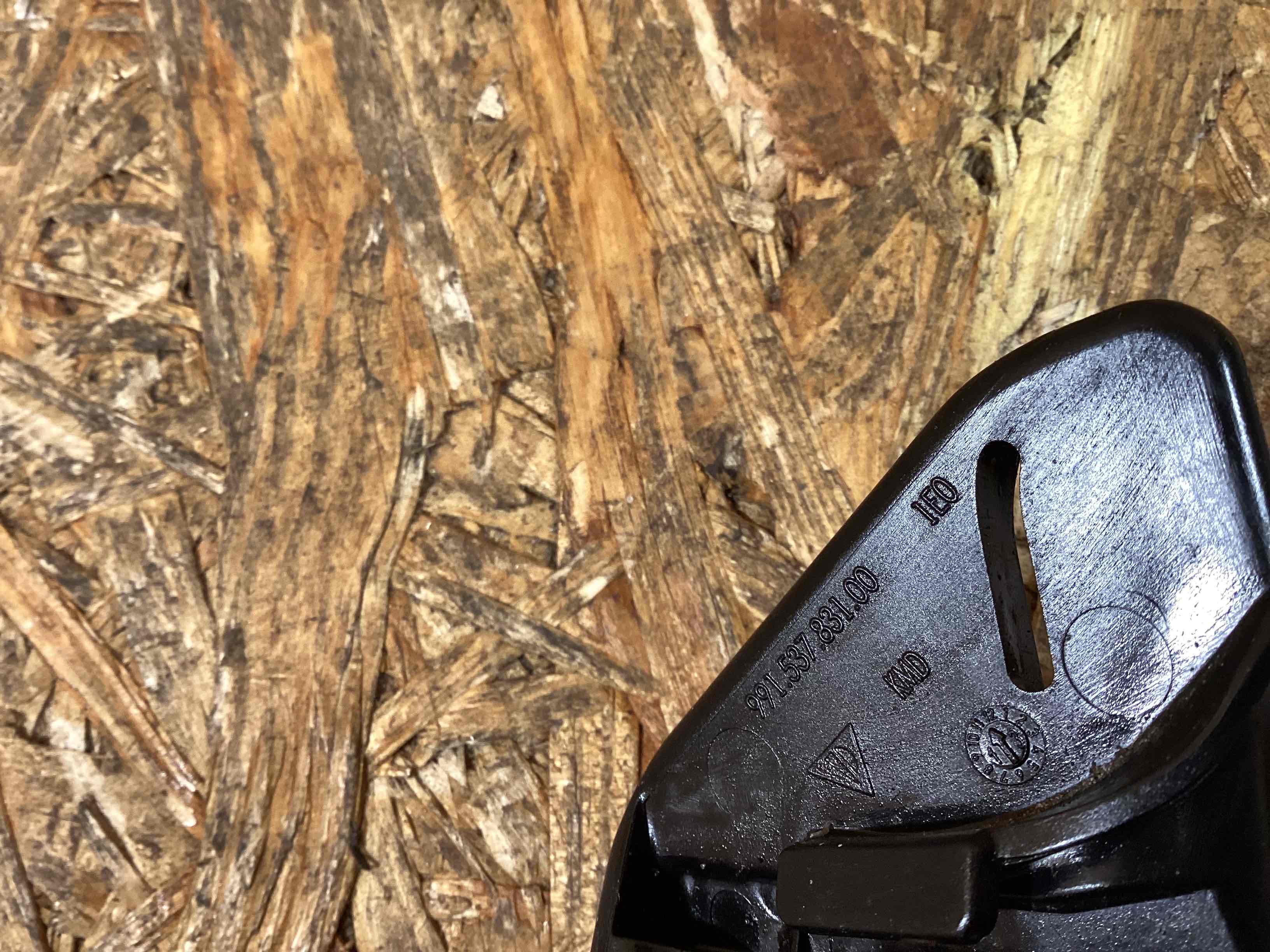 Крепление крыла Porsche 911 100326-104